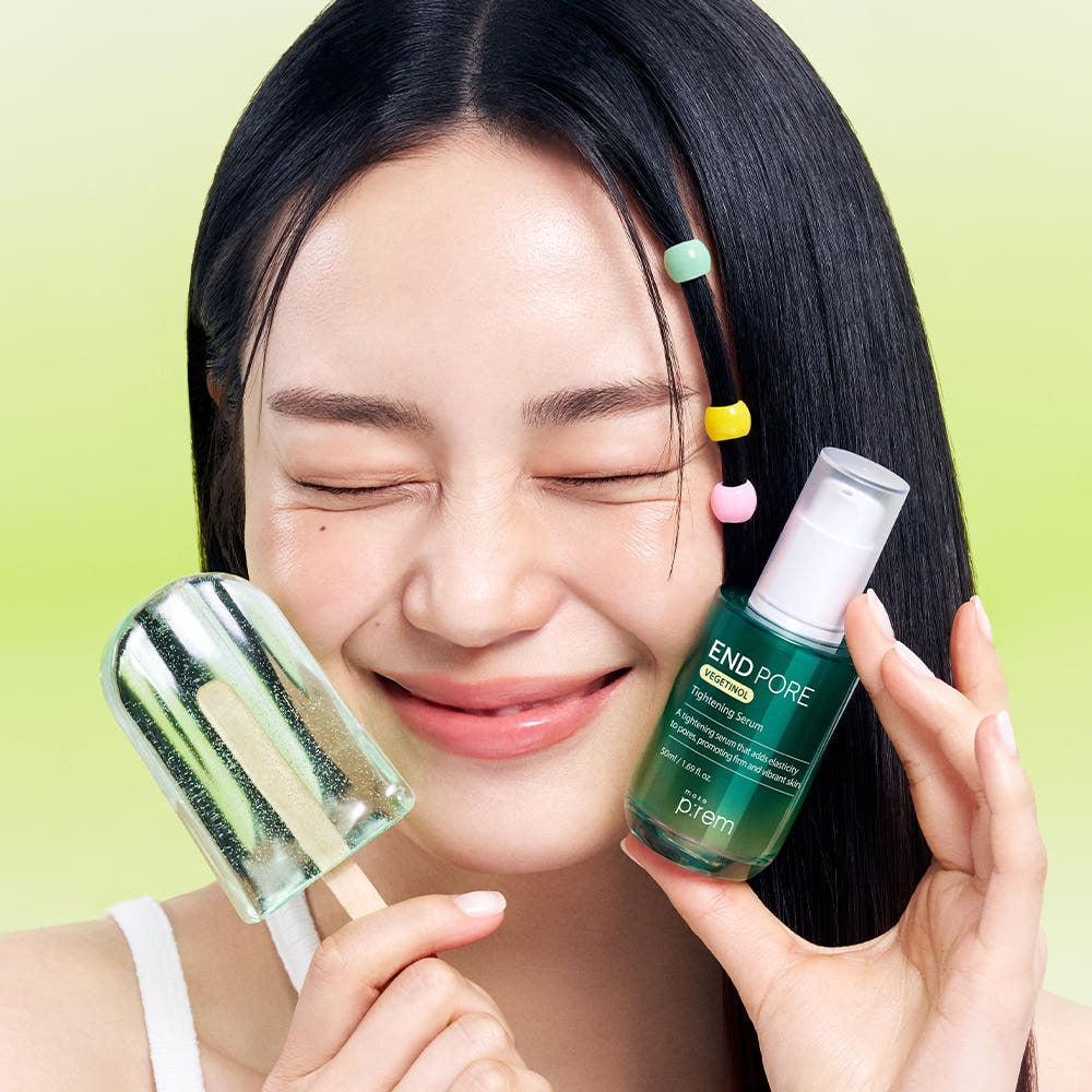 MAKE P:REM Endpore Vegetinol Tightening Serum 50ml, flacon vert présenté par une femme, fond vert lumineux