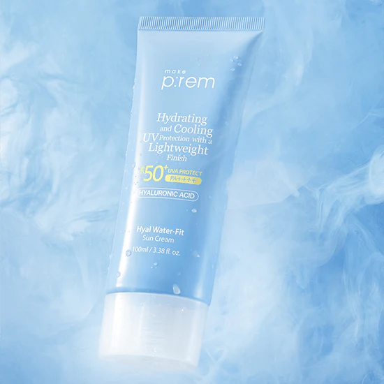 MAKE P:REM Hyal Water Fit Sunscreen 100ml, crème solaire de la marque sur fond bleu aqueux.