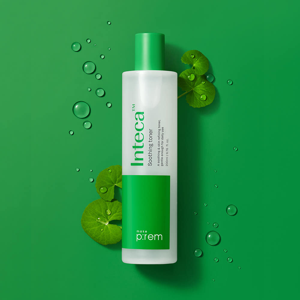 MAKE P:REM Inteca Soothing Toner 200ml, flacon vert sur fond vert avec gouttes d’eau et feuilles, visuel produit