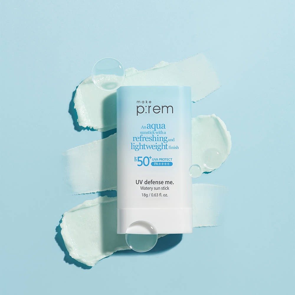 MAKE P:REM UV Defense Me Watery Sun Stick 18g SPF50+ PA++++ sur fond bleu, stick solaire translucide en contexte skincare.