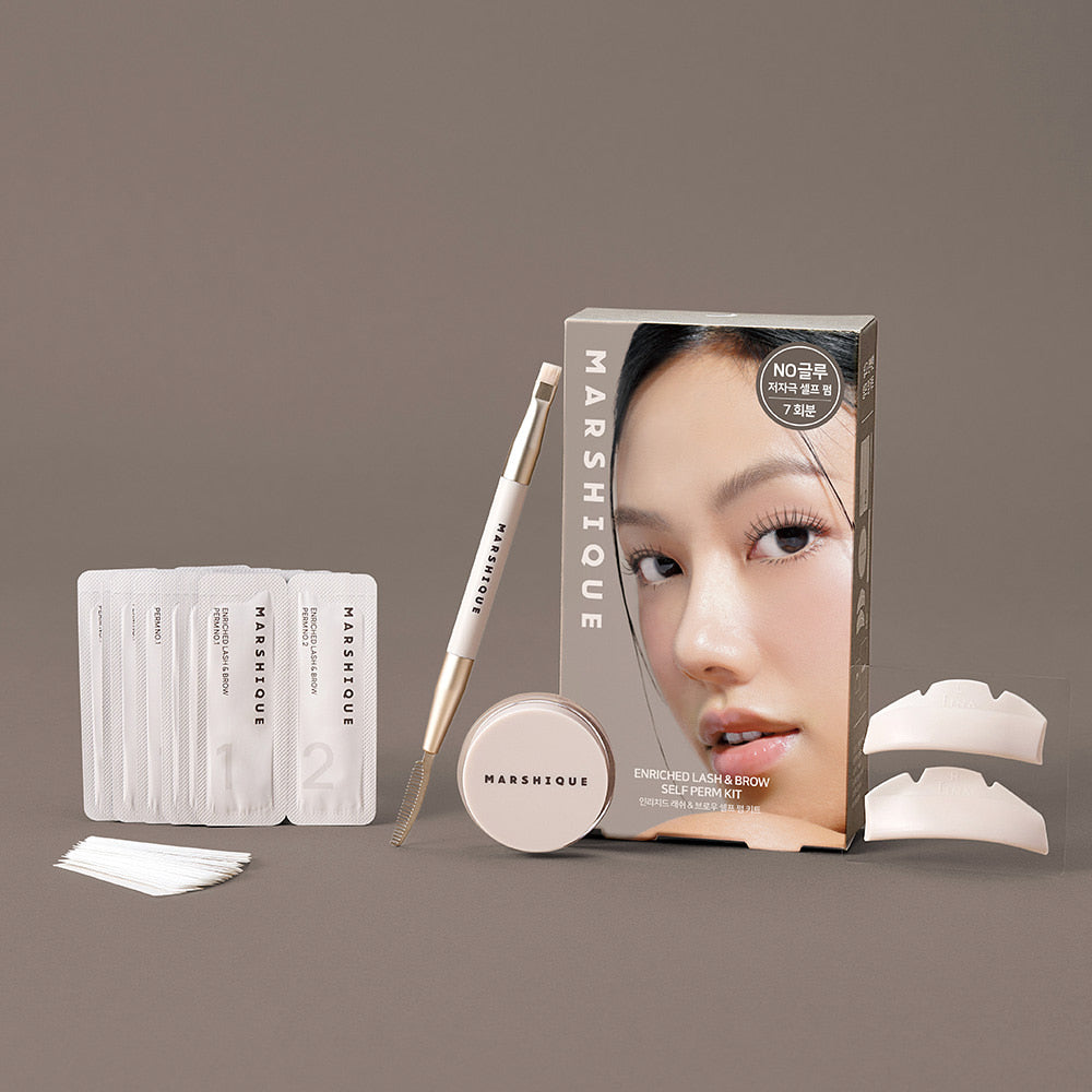 MARSHIQUE Enriched Lash & Brow Self-Perm Kit : coffret avec applicateur et sachets, avec modèle regard maquillé sur fond beige.