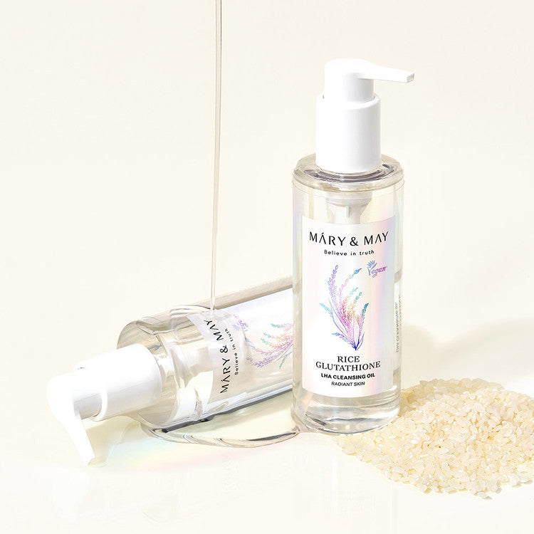 Décris l'image en français : MARY&MAY Rice Glutathione Laha Cleansing Oil 200ml, flacon pompe, sur fond clair avec riz