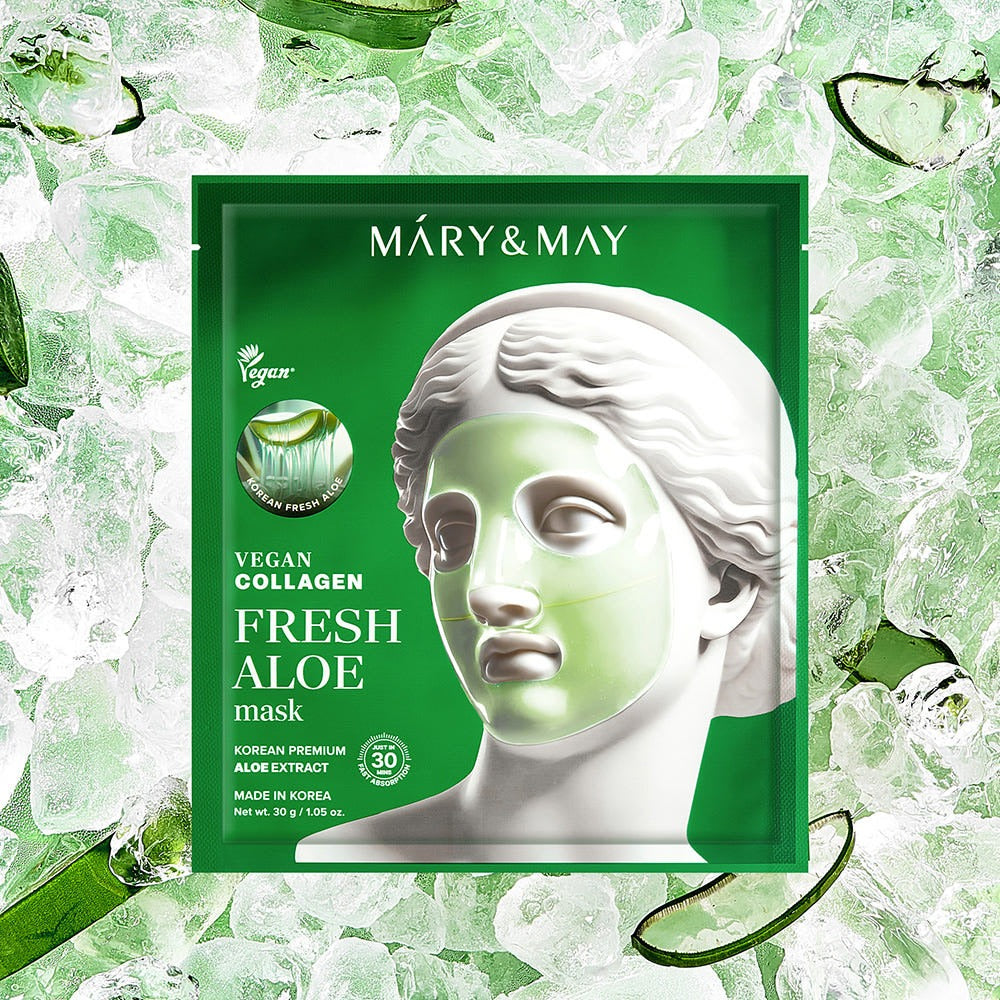 Image du produit MARY&MAY Vegan Collagen Fresh Aloe Gel Mask (4 sheets) sur fond de feuilles d'aloe vera et de glace.