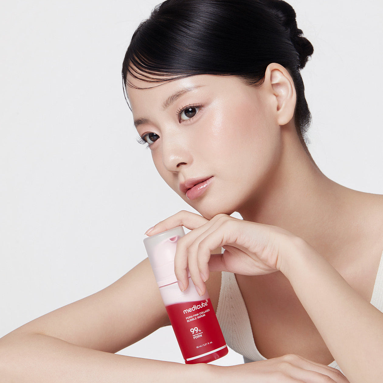 MEDICUBE PDRN Bubble Cream Serum 95ml en tube rouge, visage féminin sur fond clair, usage skincare par la marque