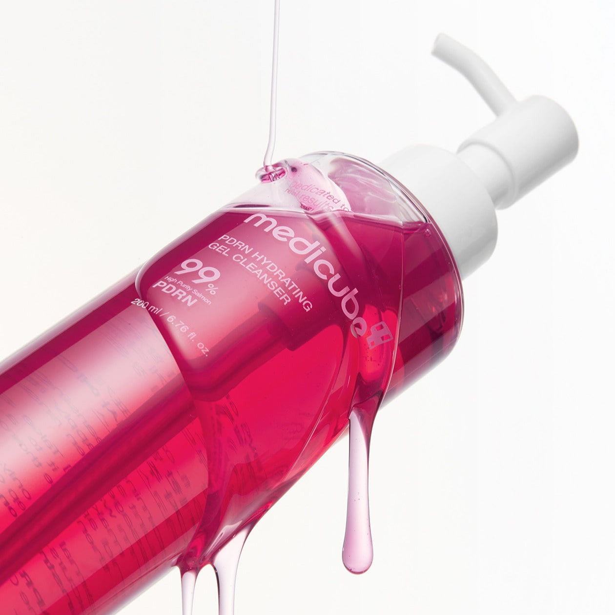MEDICUBE PDRN Gel-To-Foam Cleanser 200ml, flacon Mediacube violet avec gel moussant sur fond blanc, vue produit