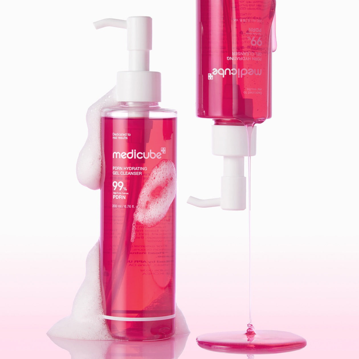 MEDICUBE PDRN Gel-To-Foam Cleanser 200ml, flacon rose avec mousse en contexte salle de bain, vue produit brand