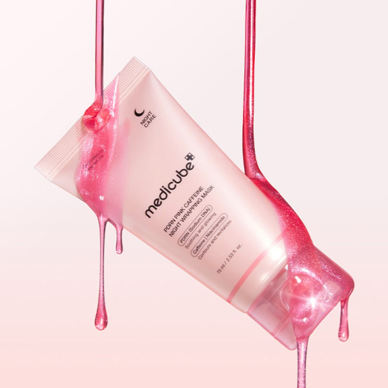 MEDICUBE PDRN Pink Caffeine Night Wrapping Mask 75ml, marque Medicube, flacon rose en contexte visuel gouttes de sérum