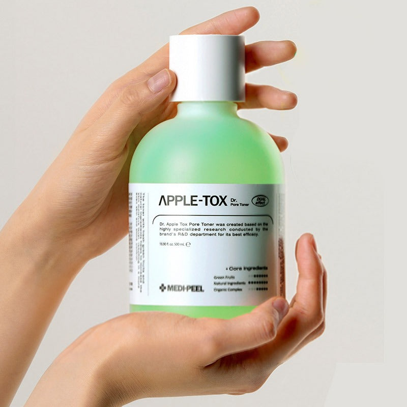 MEDIPEEL Dr.Apple Tox Pore Toner 500ml : bouteille verte tenue à la main sur fond clair, marque MEDIPEEL.