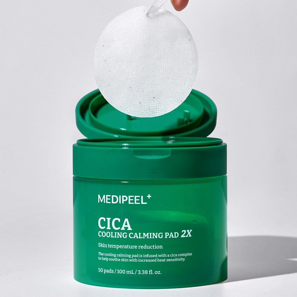 Pot de MEDIPEEL Cica Cooling Soothing Pads 2X 100ml 50 Sheets ouvert avec un disque blanc au-dessus, 50 tampons pour apaisement cutané.