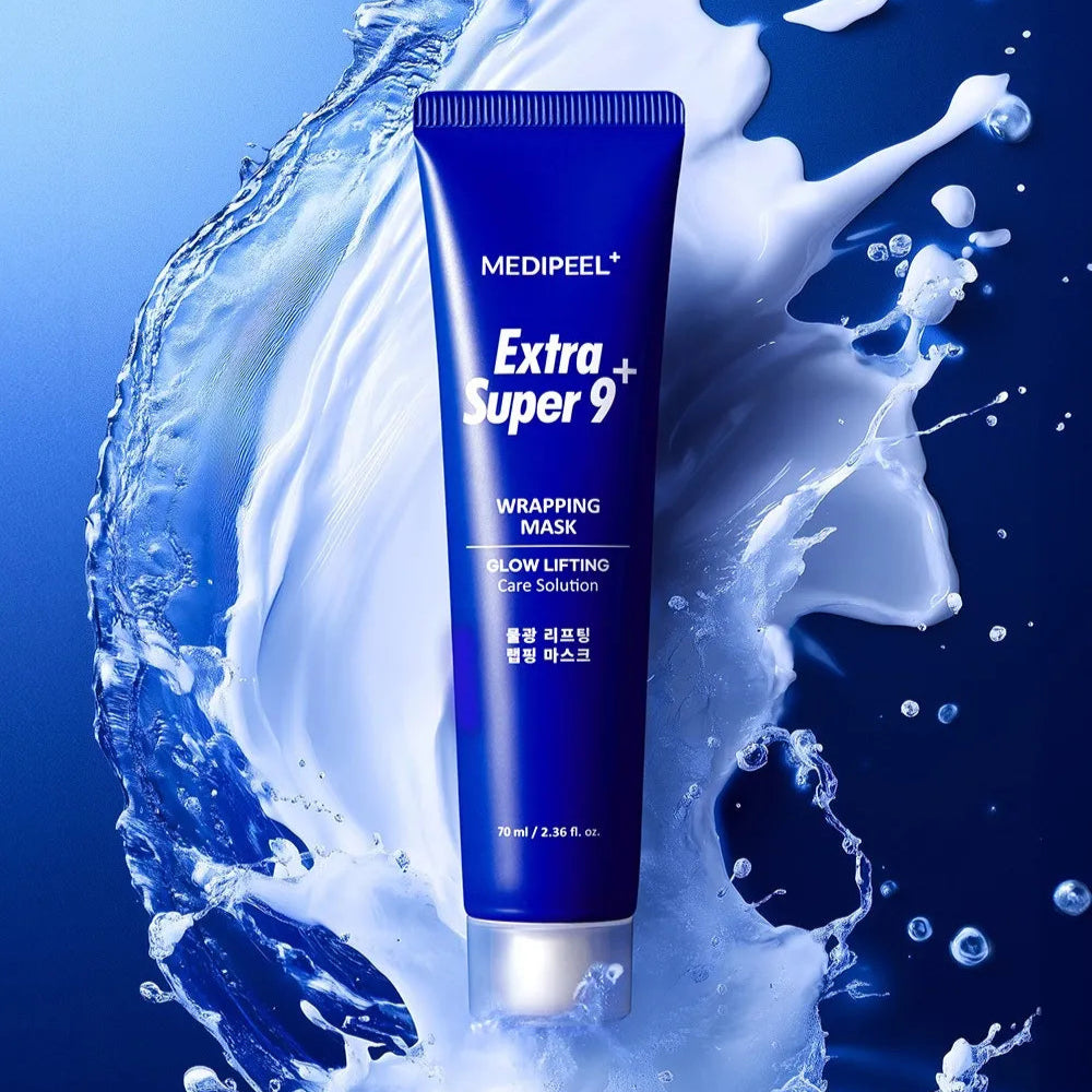 Image du produit MEDIPEEL Extra Super 9 Plus Wrapping Mask 70ml sur fond bleu avec éclaboussures. Masque facial pour soin raffermissant.