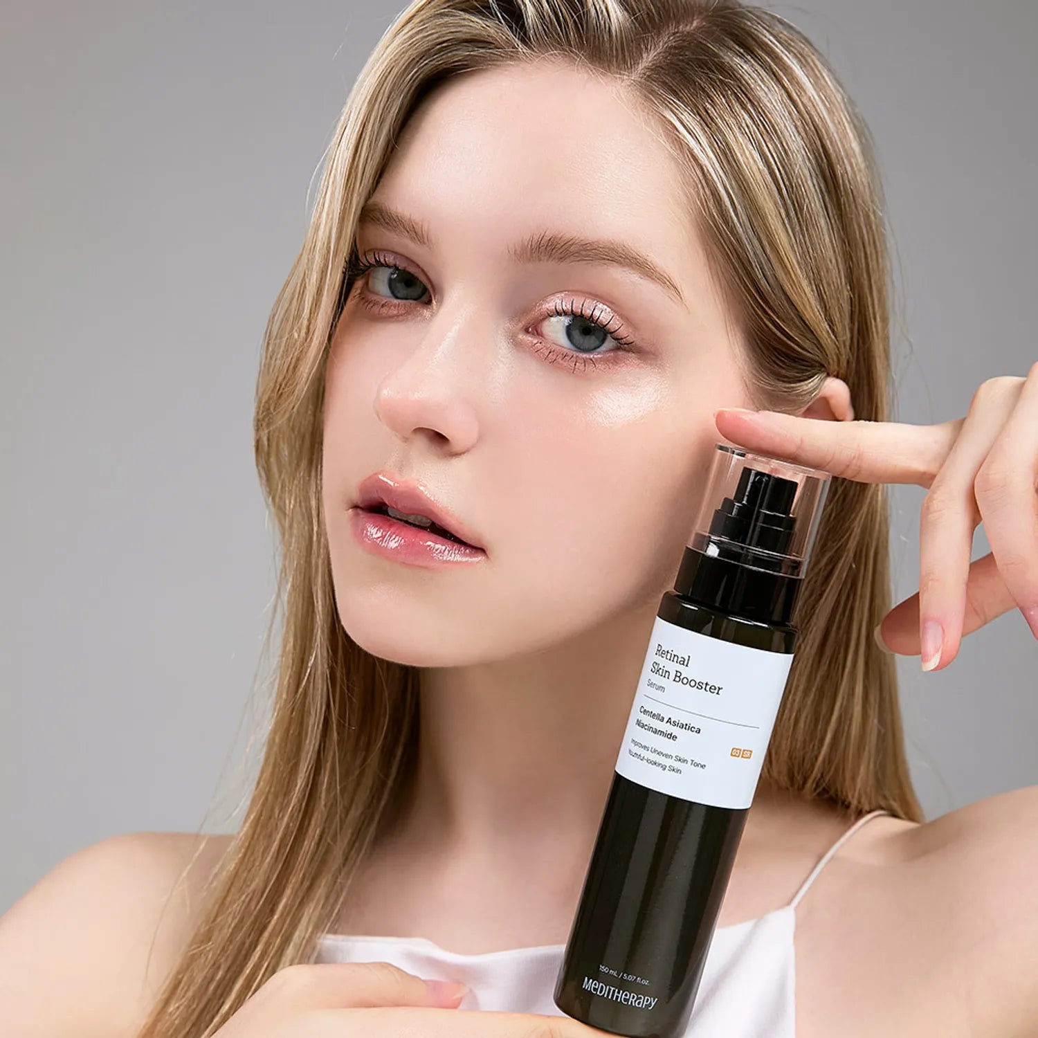 MEDITHERAPY Retinal Skin Booster Serum 150ml : sérum visage sur fond studio, main appliquant sur la peau (femme)