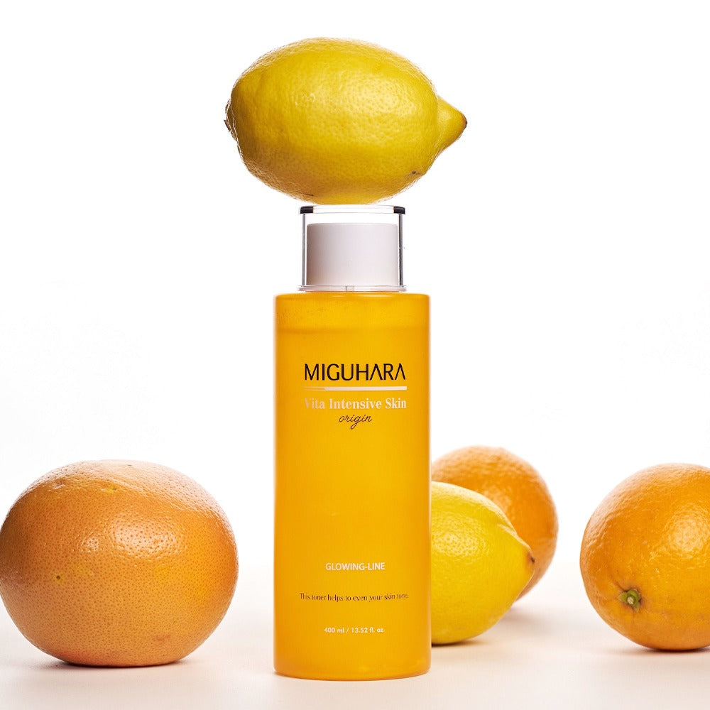 MIGUHARA Vita Intensive Skin Origin 400ml, flacon sur fond blanc avec citrons et oranges, mise en scène produit.