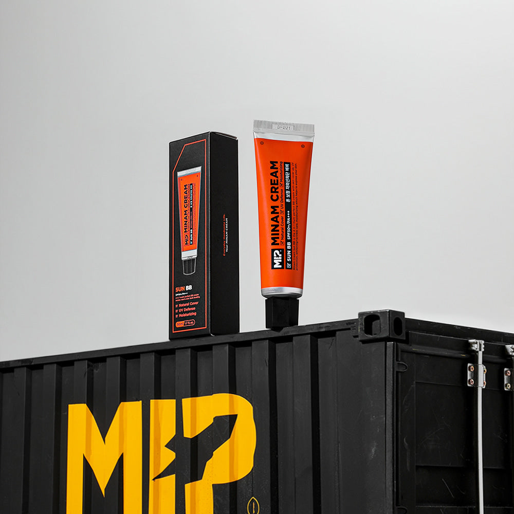MIP Minam Cream Sun BB SPF50++UV Protetion 50ml, tube orange et étui noir sur présentoir noir, fond blanc.