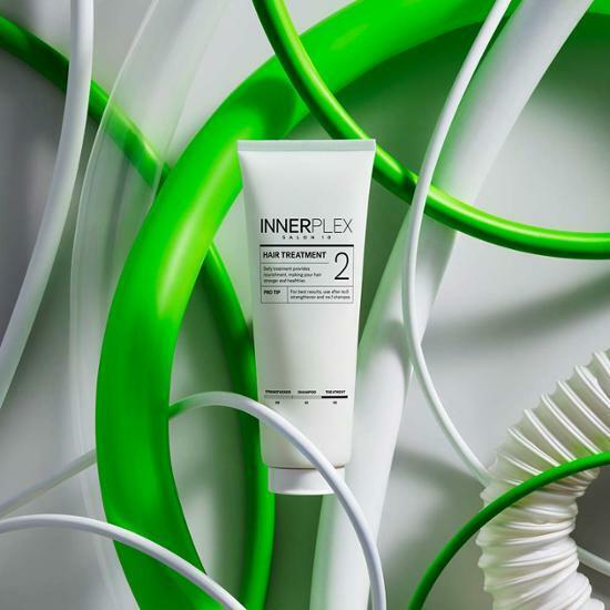 MISE EN SCENE Innerplex Hair Strengthening Treatment 240g de la marque INNERPLEX sur décor vert et blanc, visuel produit