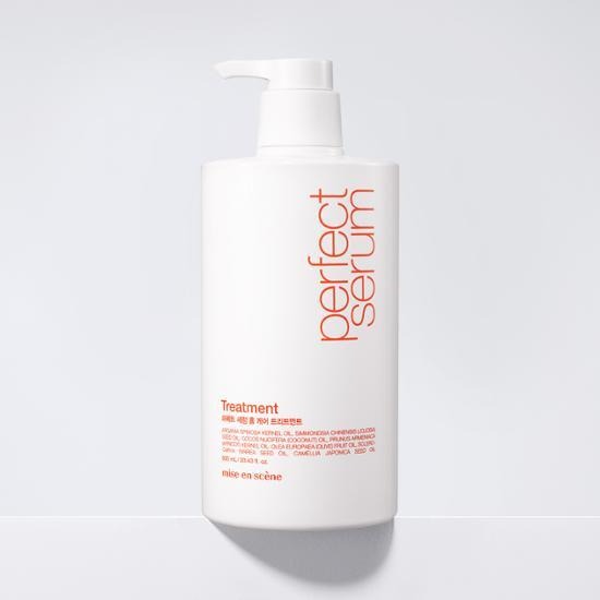 MISE EN SCENE Perfect Serum Home Care Treatment 900ml, bouteille blanche sur fond clair minimaliste.