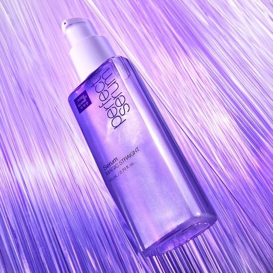 Flacon de MISE EN SCENE Perfect Magic Straight Serum 80ML sur fond violet scintillant.