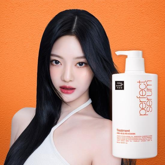 Femme avec MISE EN SCENE Perfect Serum Home Care Treatment 900ml sur fond orange.