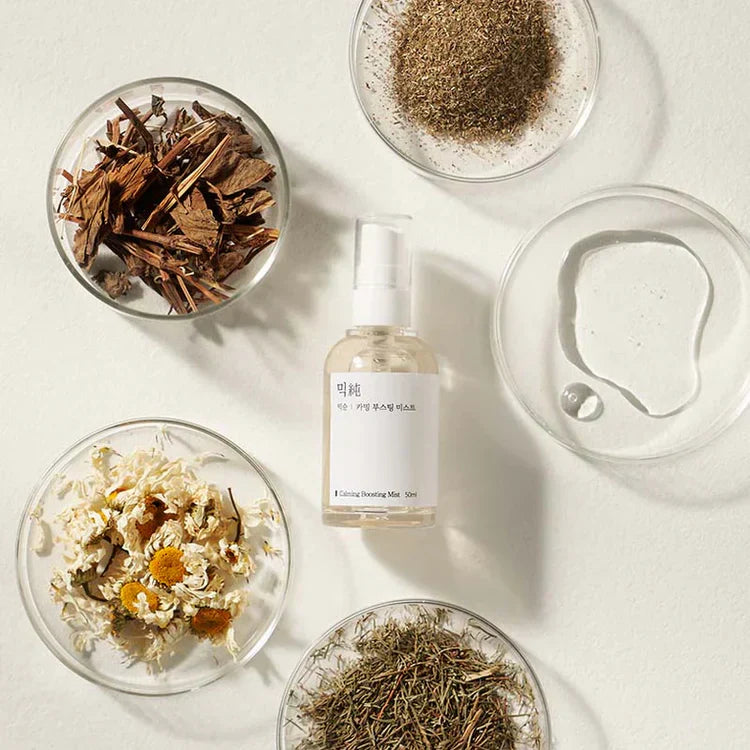 MIXSOON Calming Boosting Mist 50ml de la marque MIXSOON, flacon avec ingrédients botaniques, fond clair, vue de dessus.