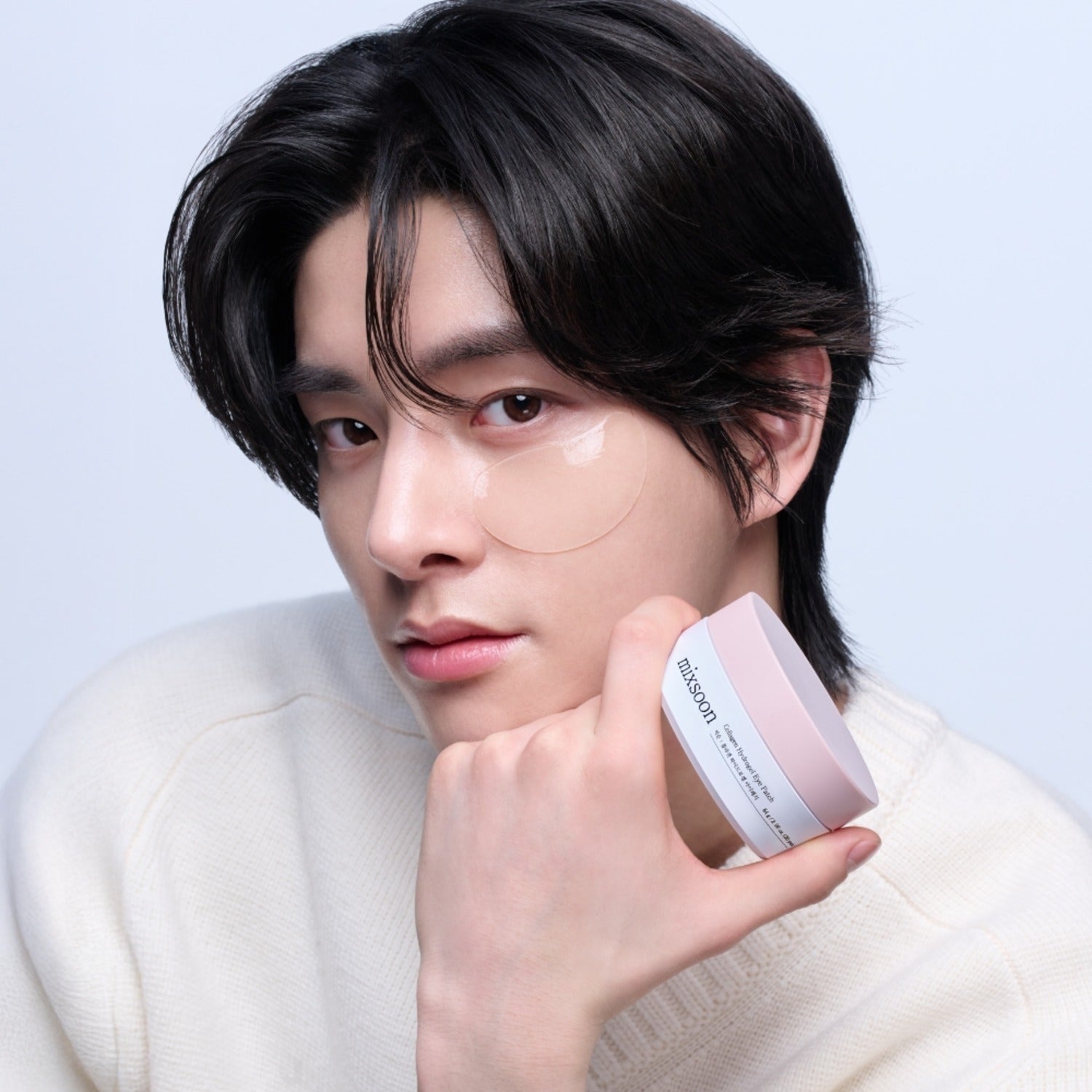 MIXSOON Collagen Hydrogel Eye Patch 60 sheets, marque MIXSOON : homme avec patch hydrogel sous les yeux, sur fond clair.