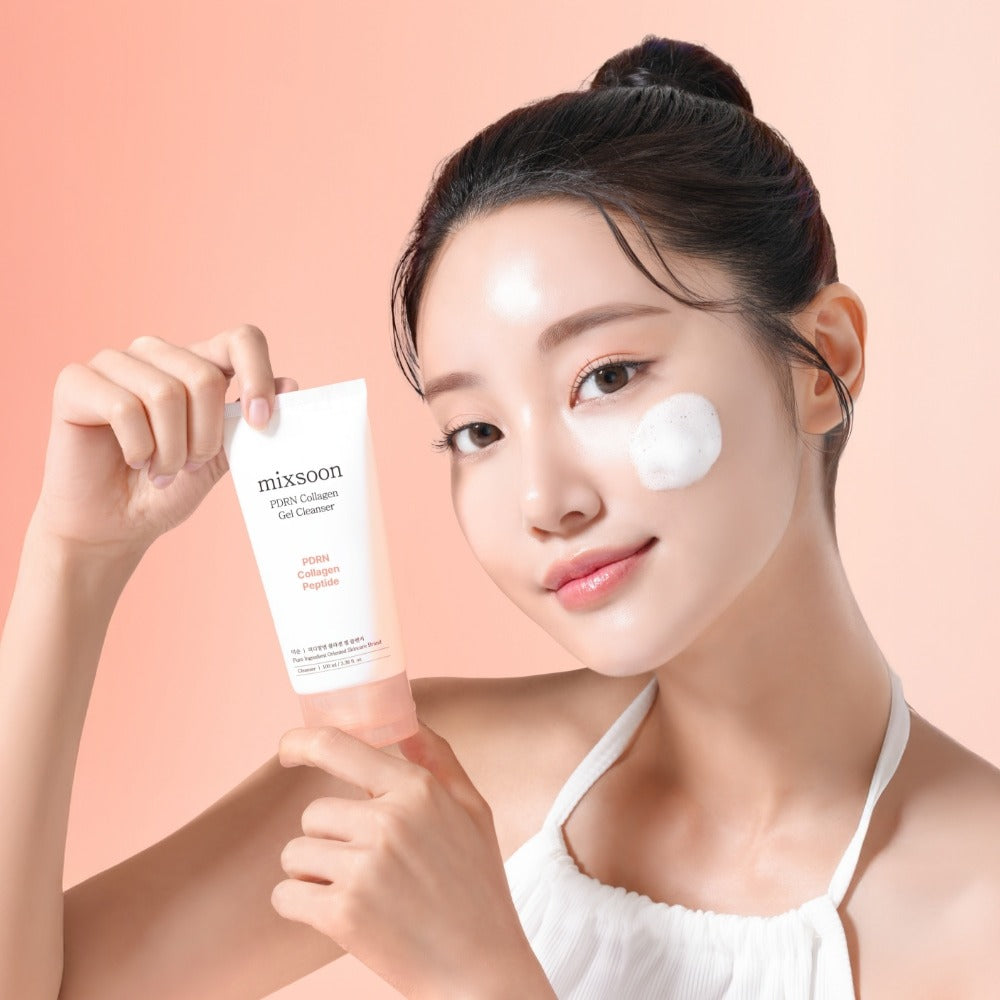 MIXSOON PDRN Collagen Gel Cleanser 100ml en tube, démonstration sur visage avec crème, fond rose, marque MIXSOON