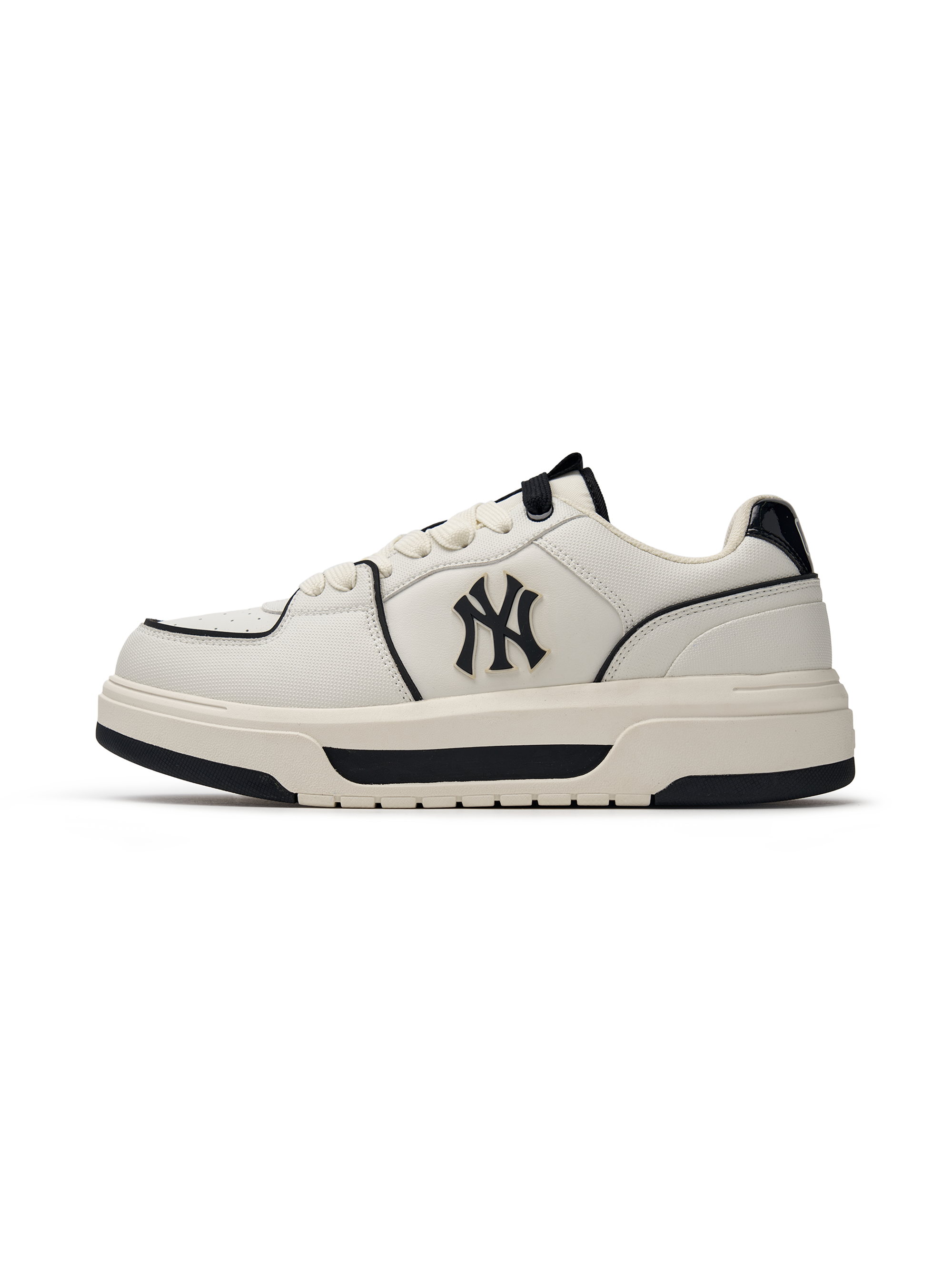 MLB Chunky Liner Basic SL New York Yankees WHITE, paire de baskets blanches Yankees, vue de profil sur fond noir.