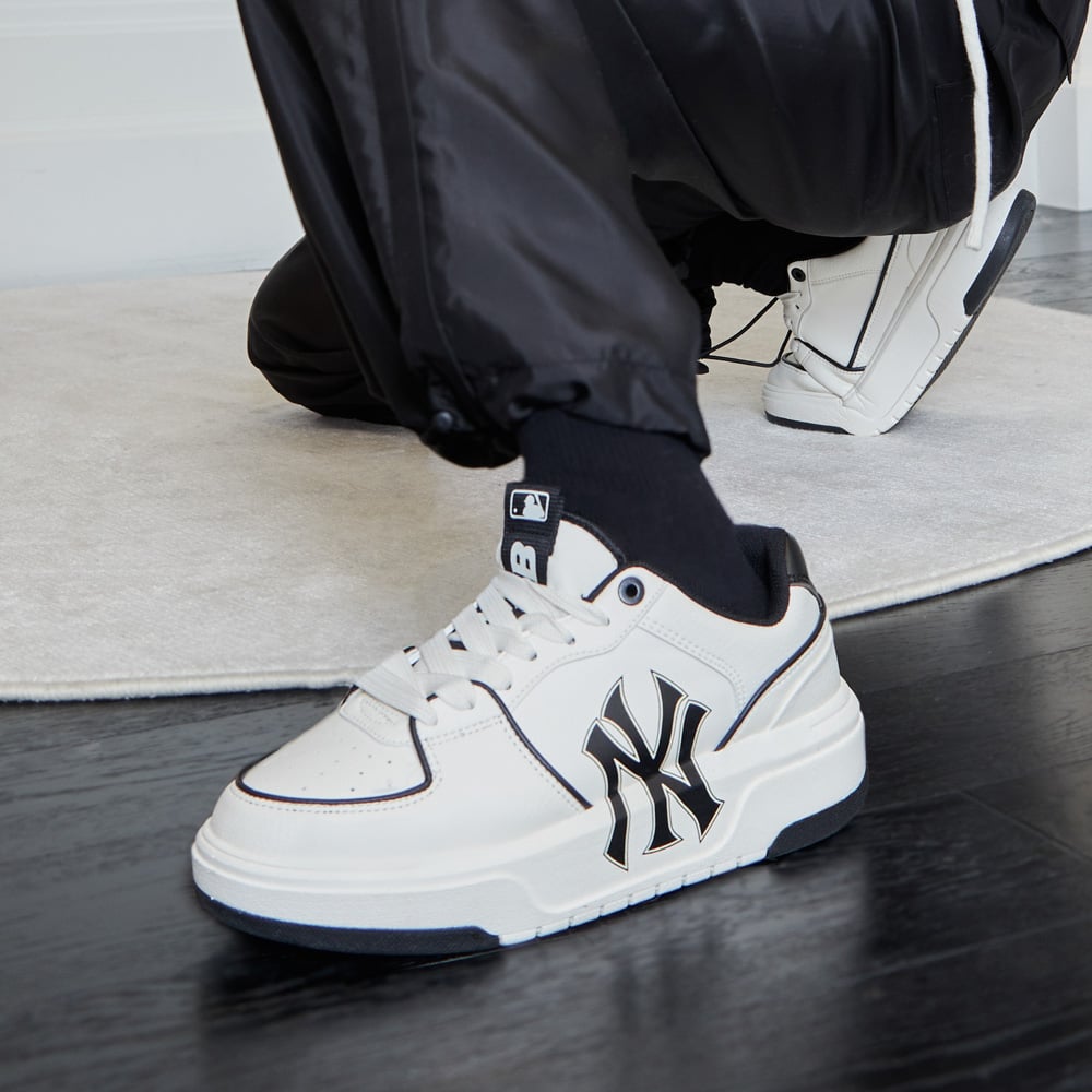 MLB Chunky Liner New York Yankees WHITE : baskets NY blanches et bleues, style chunky, vue en studio sur sol clair.