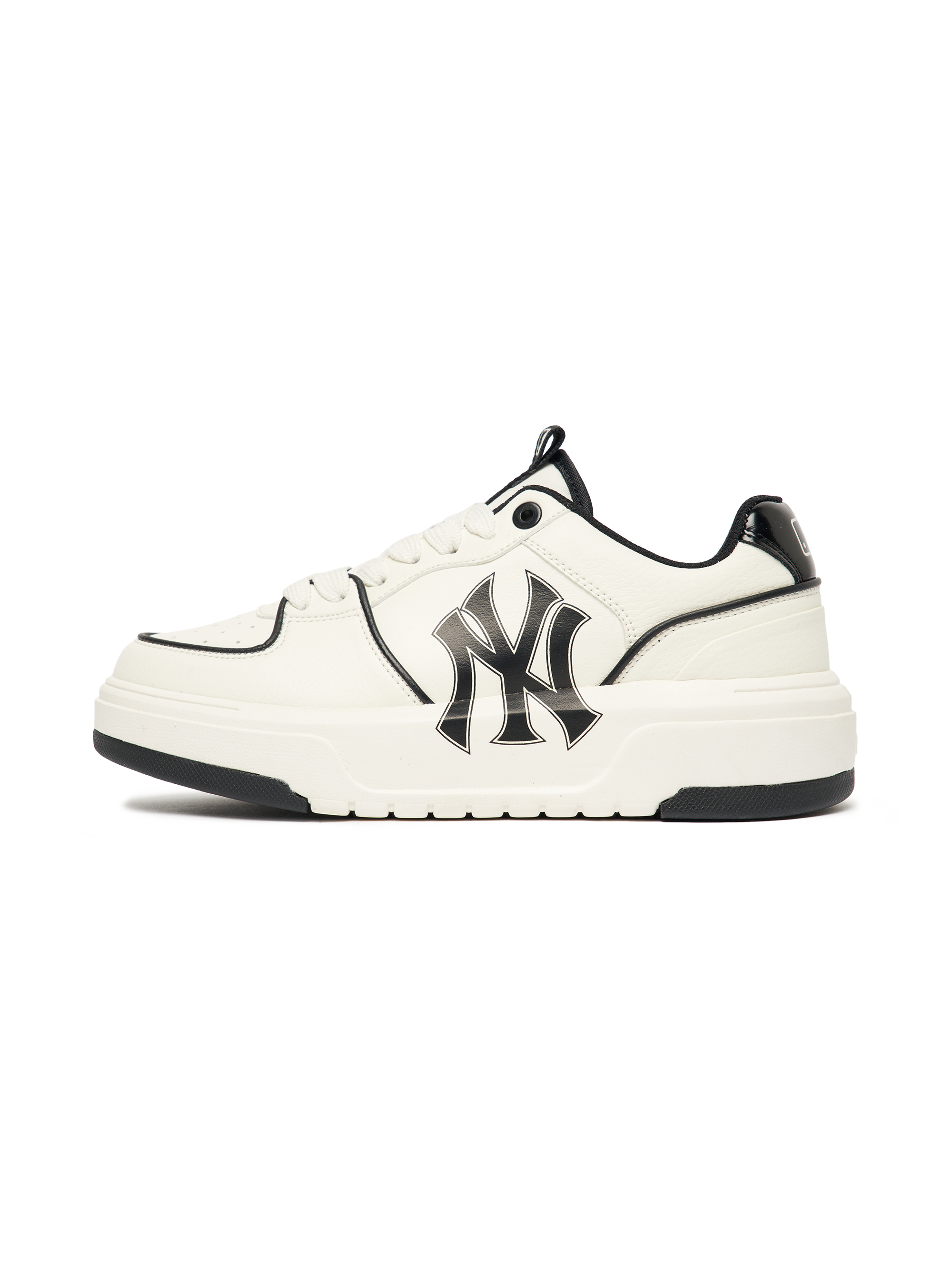 MLB Chunky Liner New York Yankees WHITE, sneaker blanche New York Yankees sur fond noir, vue latérale