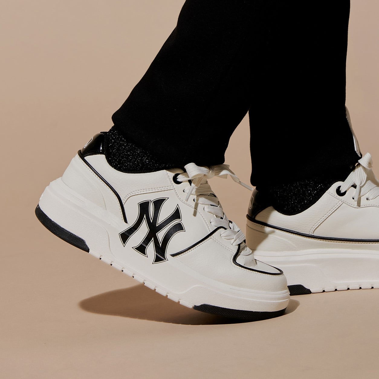 MLB Chunky Liner New York Yankees WHITE : chaussures blanches Yankees, gros logo NY X C en visuel studio.