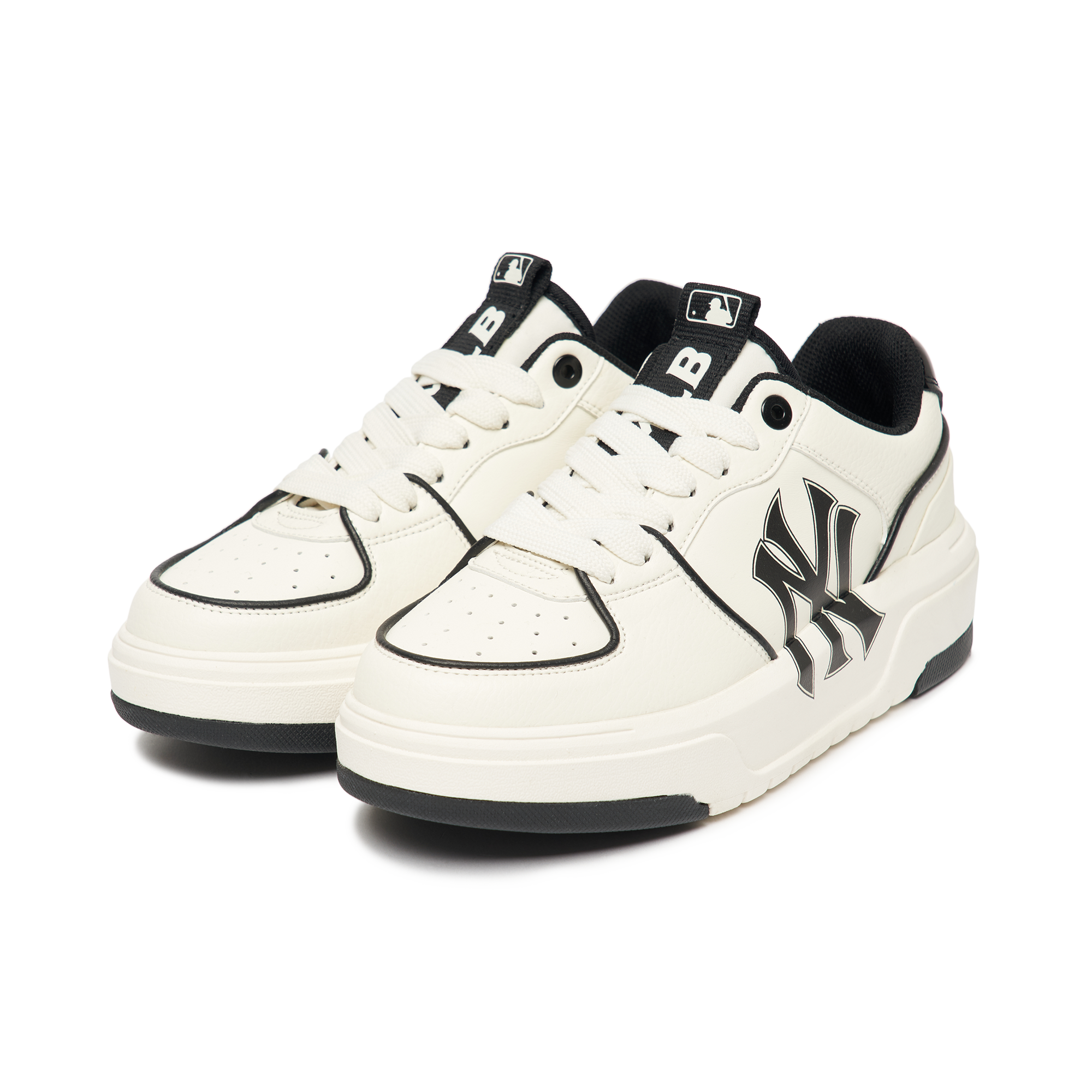 MLB Chunky Liner New York Yankees WHITE : baskets blanches avec logo NY, lacets et semelle chunky, vue produit sur fond blanc