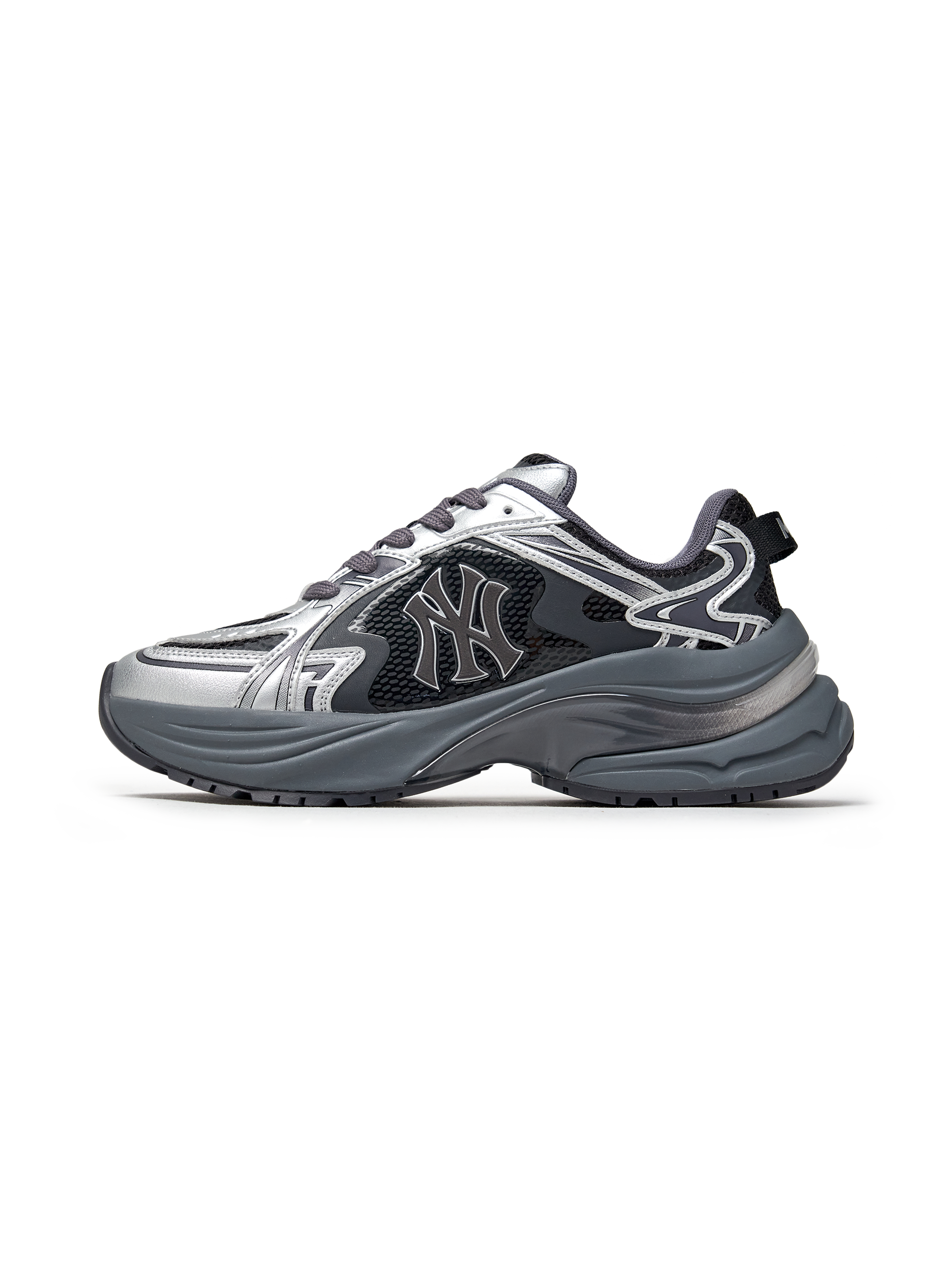 MLB Curve Runner Enamel New York Yankees SILVER : chaussure MLB argentée, logo NY, sur fond noir, style running.