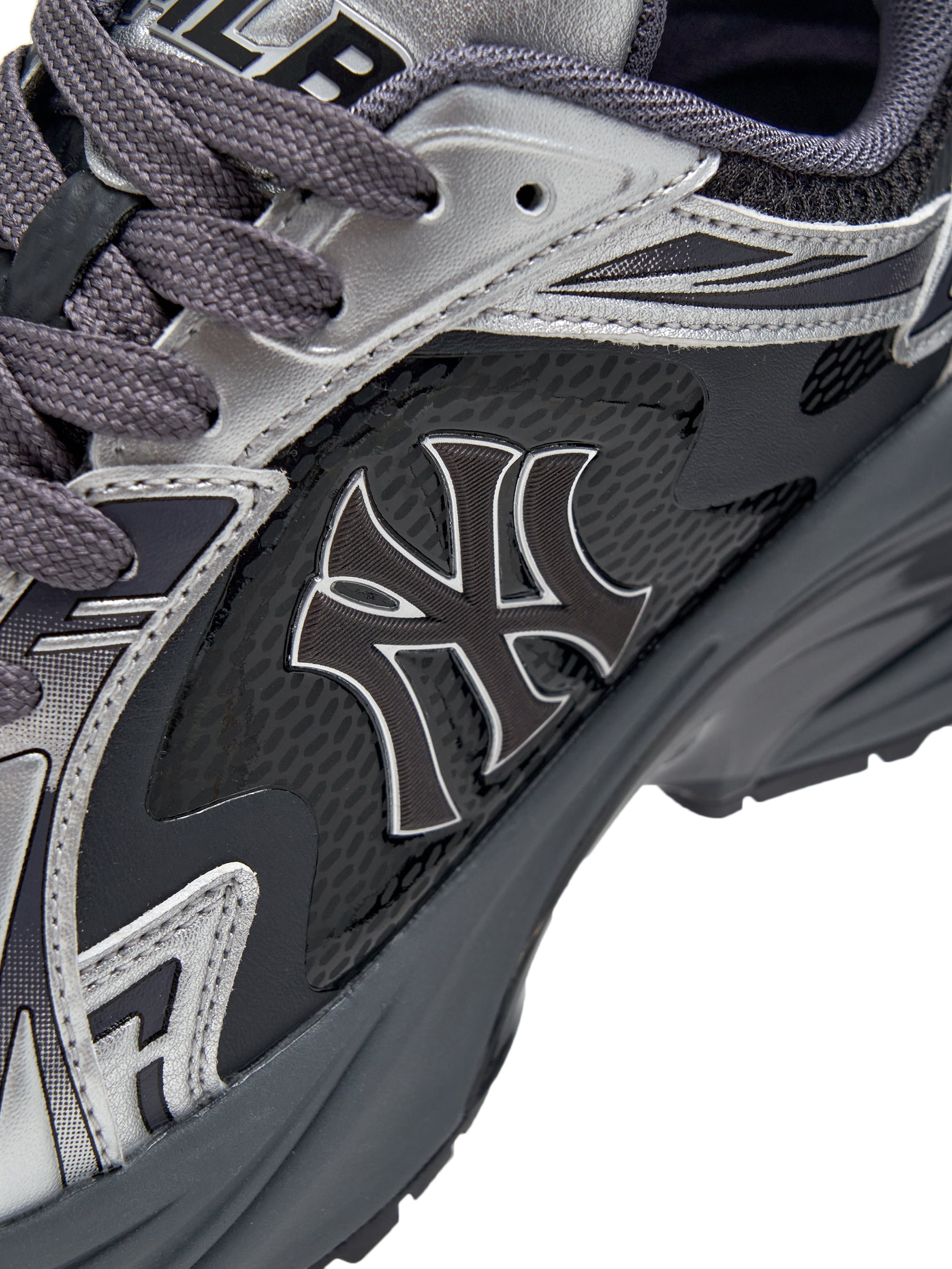 MLB Curve Runner Enamel New York Yankees SILVER : chaussures MLB NY Yankees grises avec logo au gros plan.