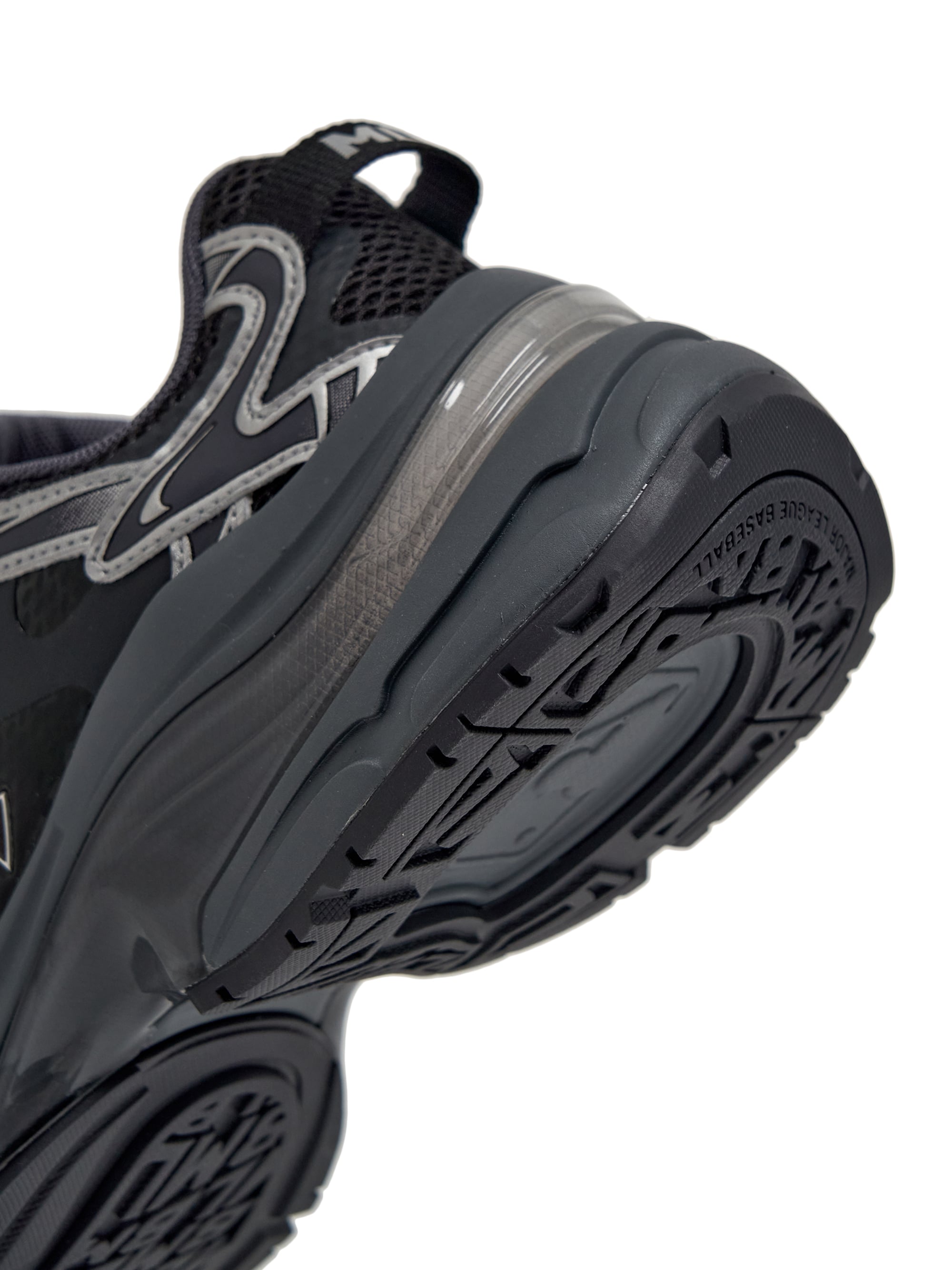 MLB Curve Runner Enamel New York Yankees SILVER : chaussure New York Yankees argentée, gros plan semelle noire, vue studio.