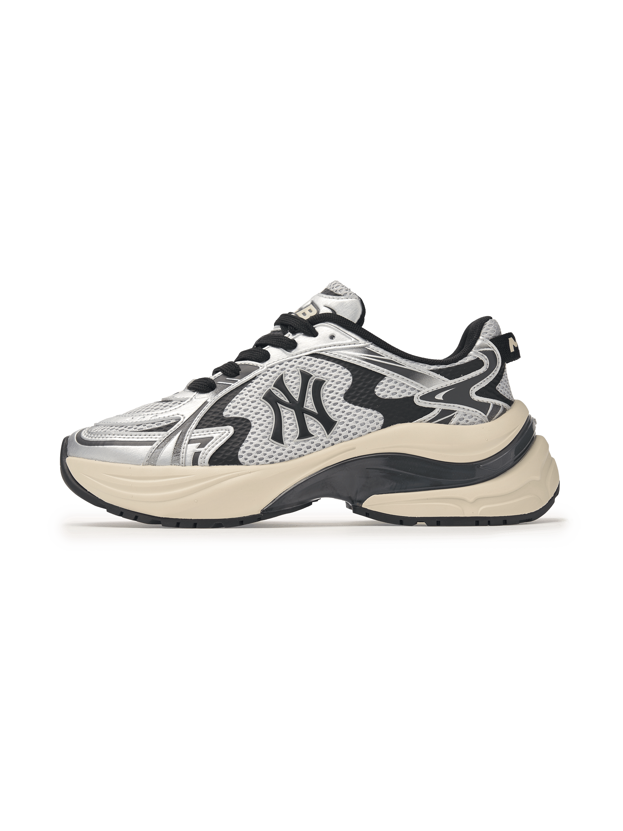 MLB Curve Runner New York Yankees SILVER : chaussure argentée, vue de face sur fond vert, style sport MLB