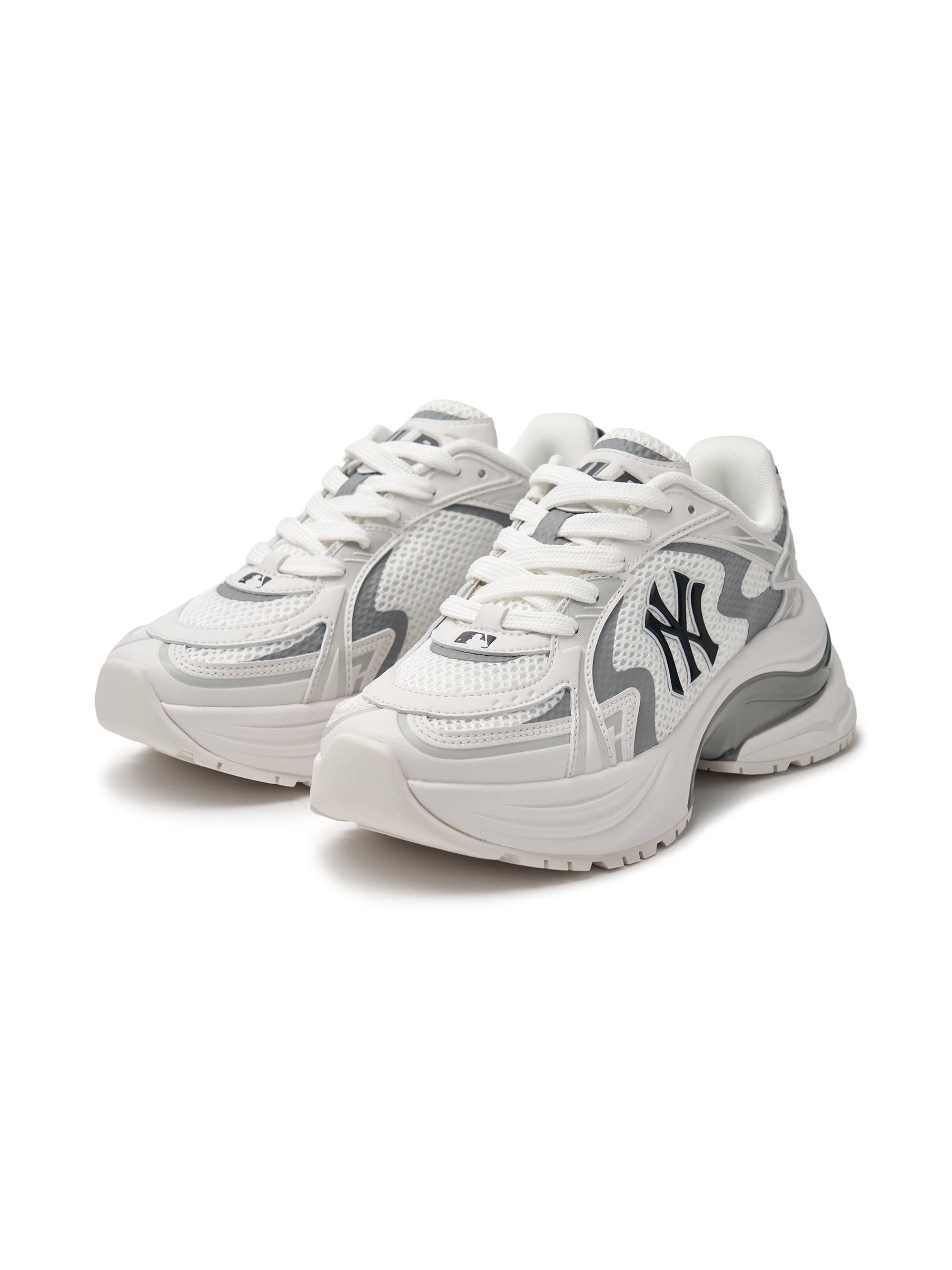 MLB Curve Runner New York Yankees WHITE : baskets blanches de la marque MLB, vue rapprochée sur fond blanc.