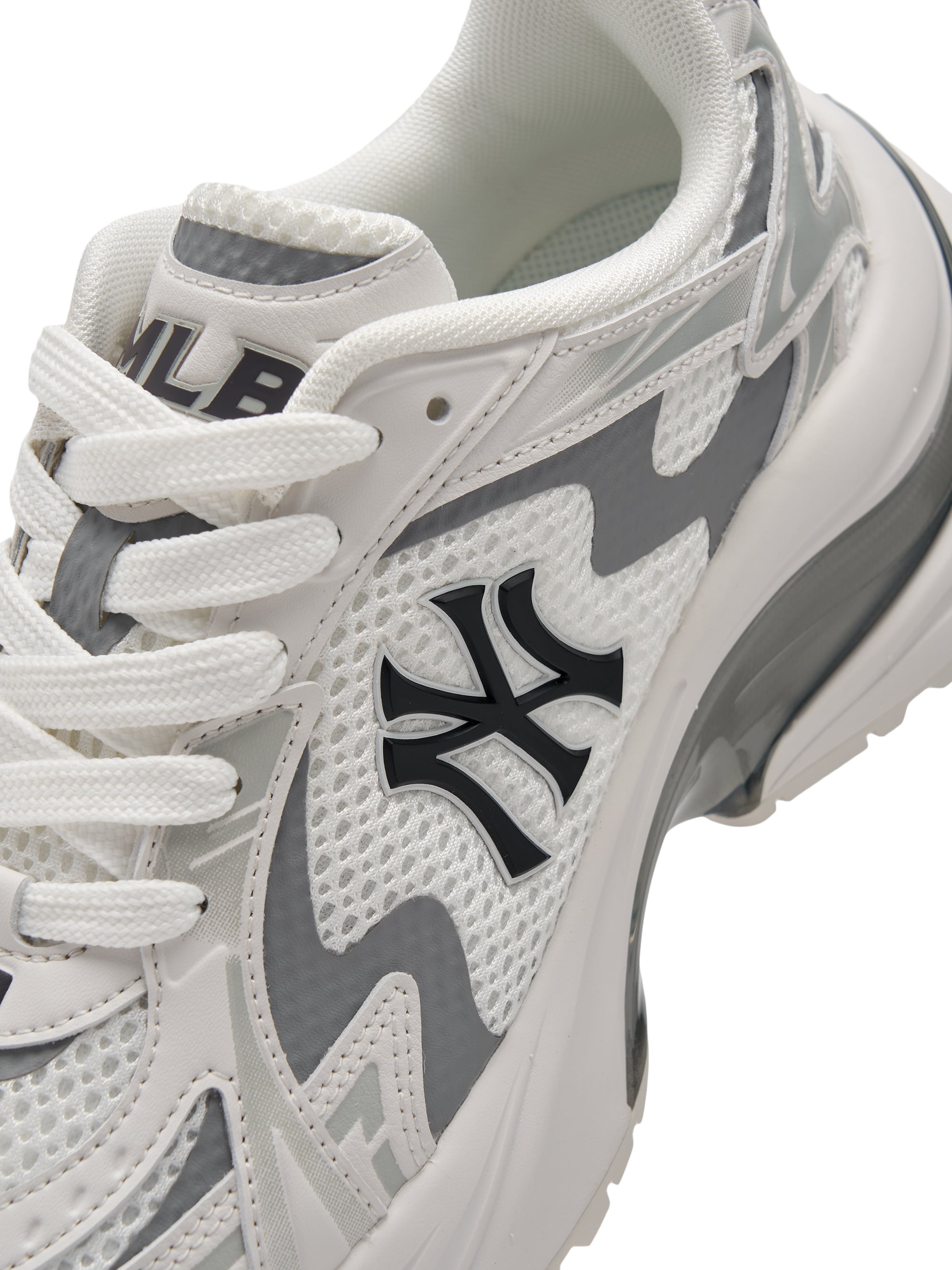 MLB Curve Runner New York Yankees WHITE : baskets blanches Asics, logo Yankees, gros plan sur la chaussure et les détails