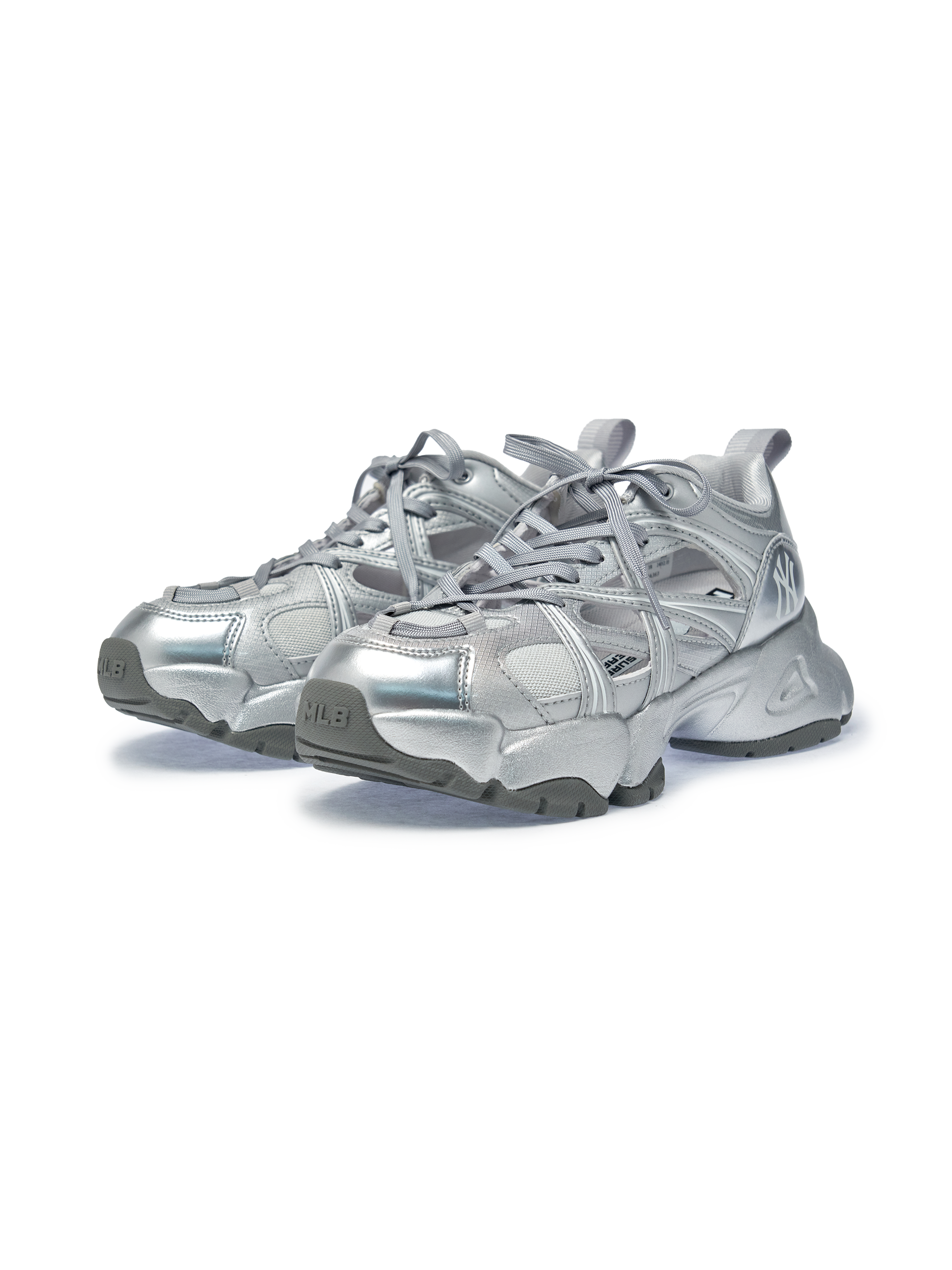 MLB Pastry Runner Mask Metal New York Yankees SILVER, chaussures MLB argentées avec détails Yankees, fond noir.