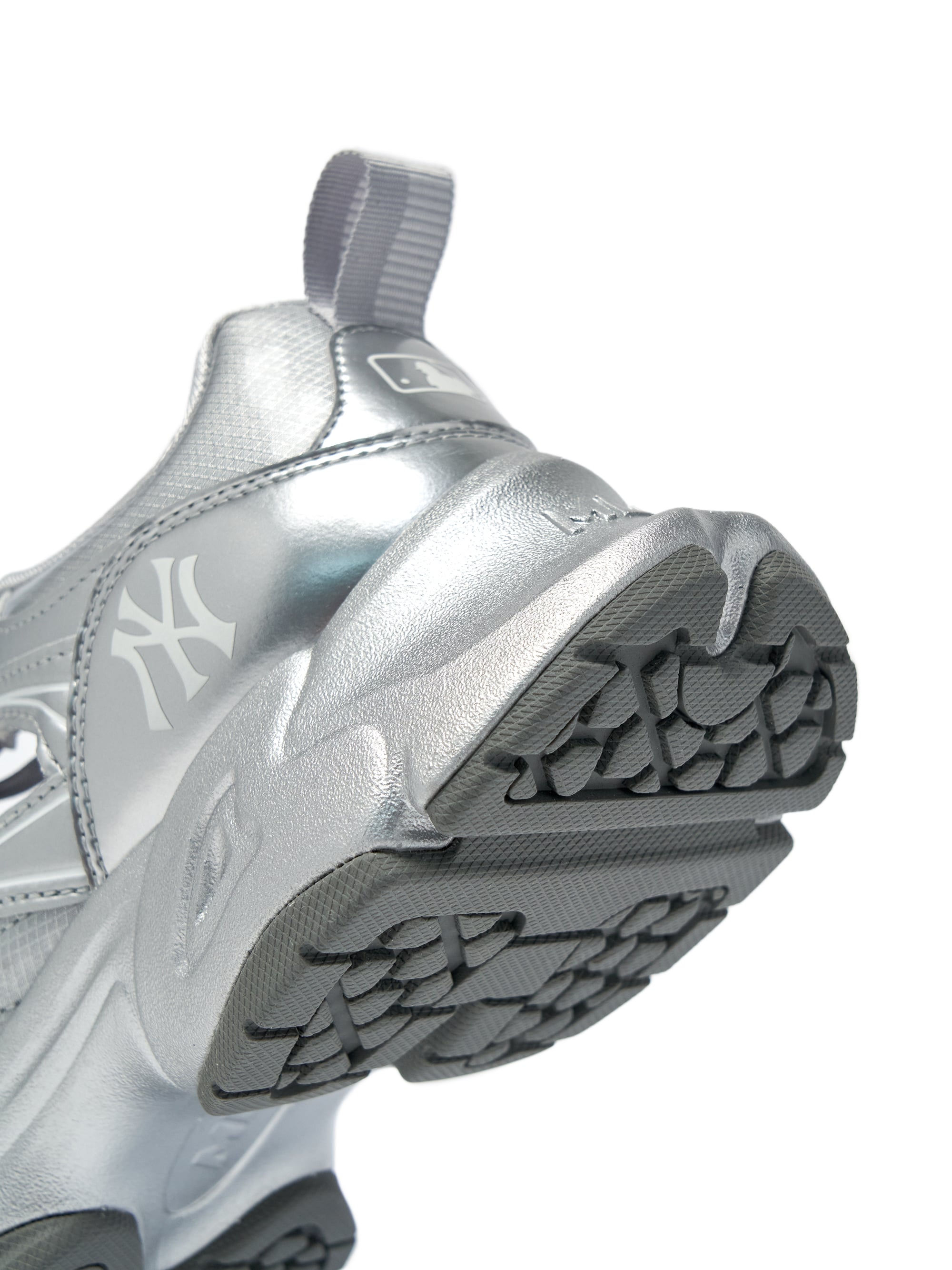 MLB Pastry Runner Mask Metal New York Yankees SILVER : chaussure argentée, gros plan semelle, logo Yankees, style sport.