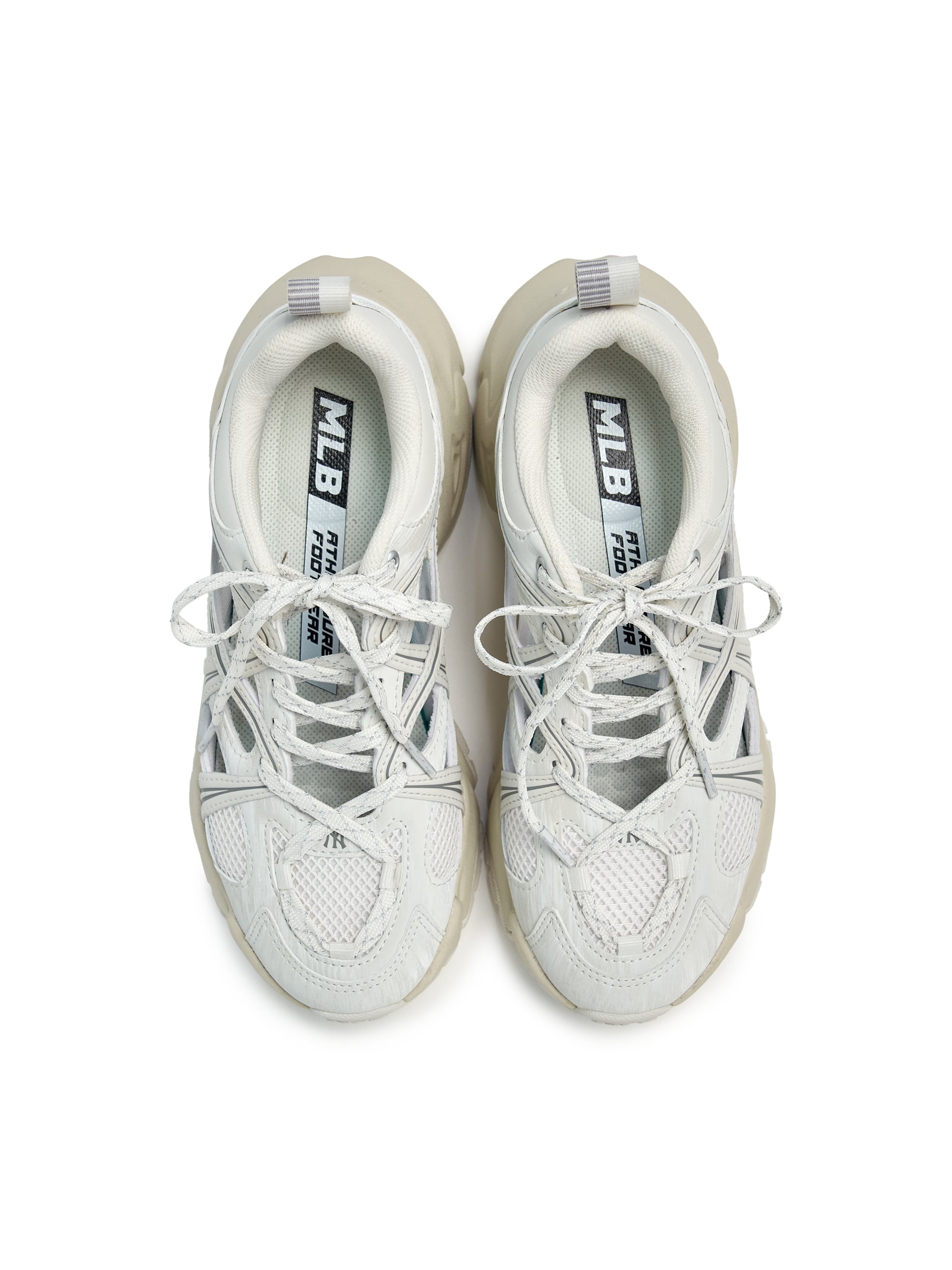 MLB Pastry Runner Mask New York Yankees CREAM, chaussures MLB blanches vues de dessus, lacets et semelles, fond clair.