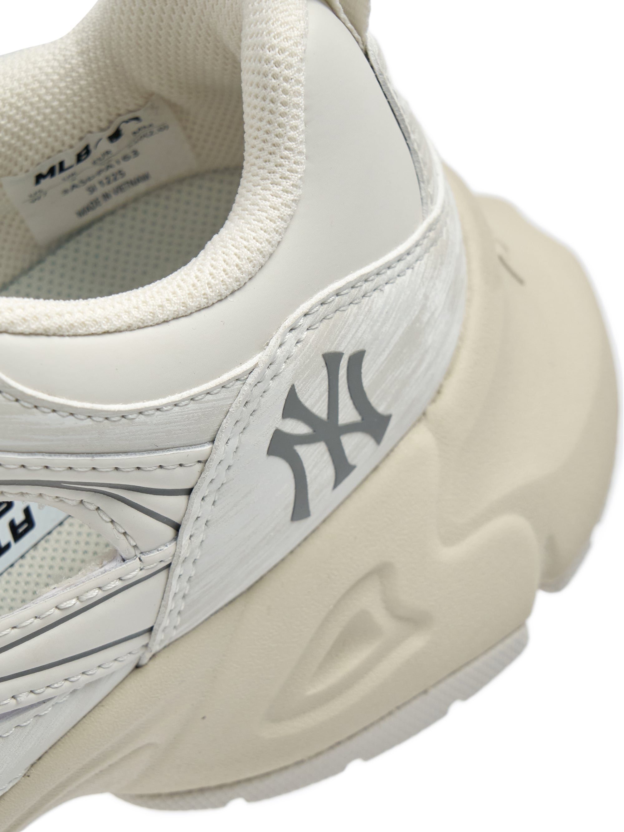 MLB Pastry Runner Mask New York Yankees CREAM, gros plan chaussures/Runner blanc cassé MLB, logo Yankees, style rétro.