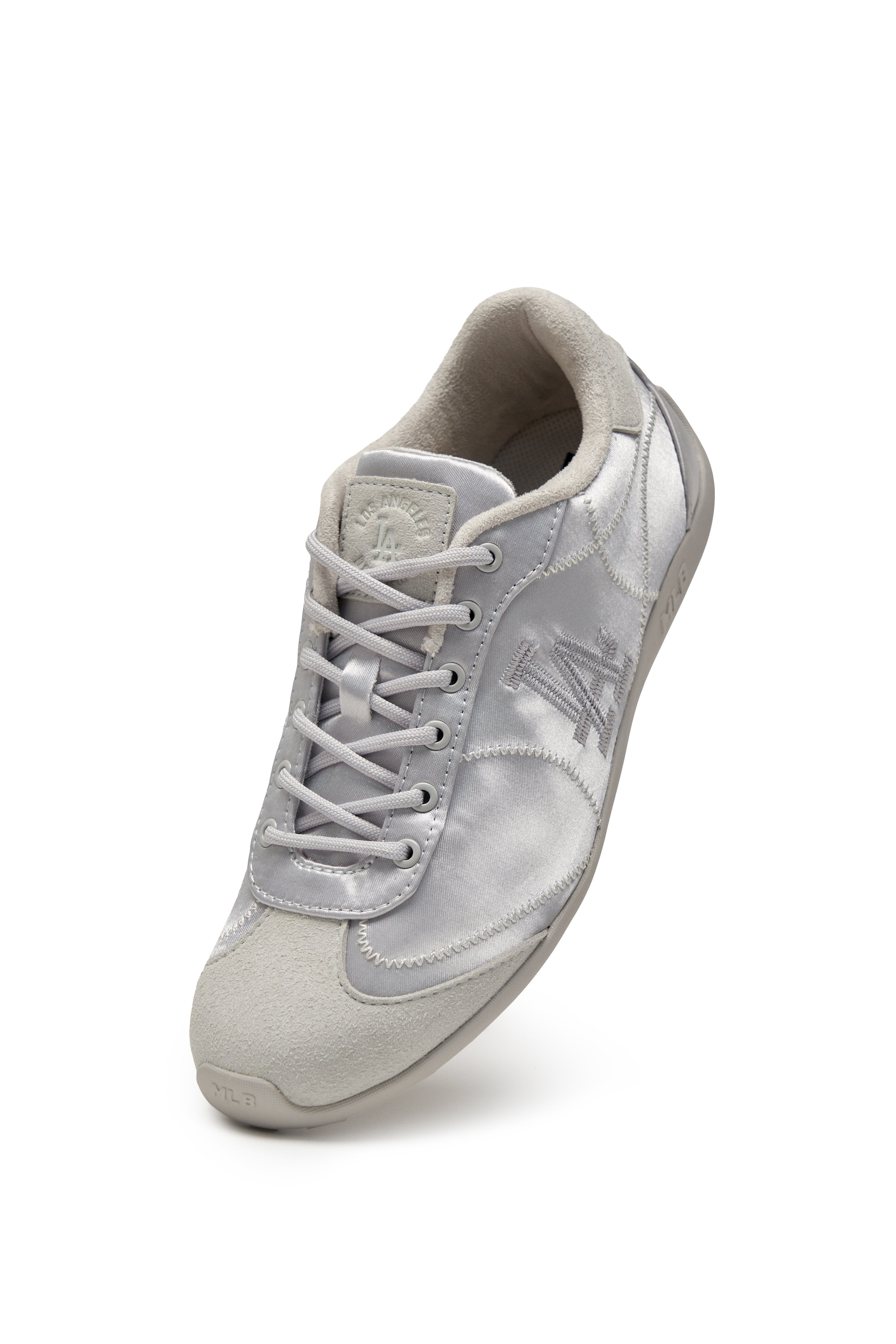 MLB Slick Powder LA Dodgers SILVER : chaussure argentée avec logo, vue de face sur fond blanc (style vintage)
