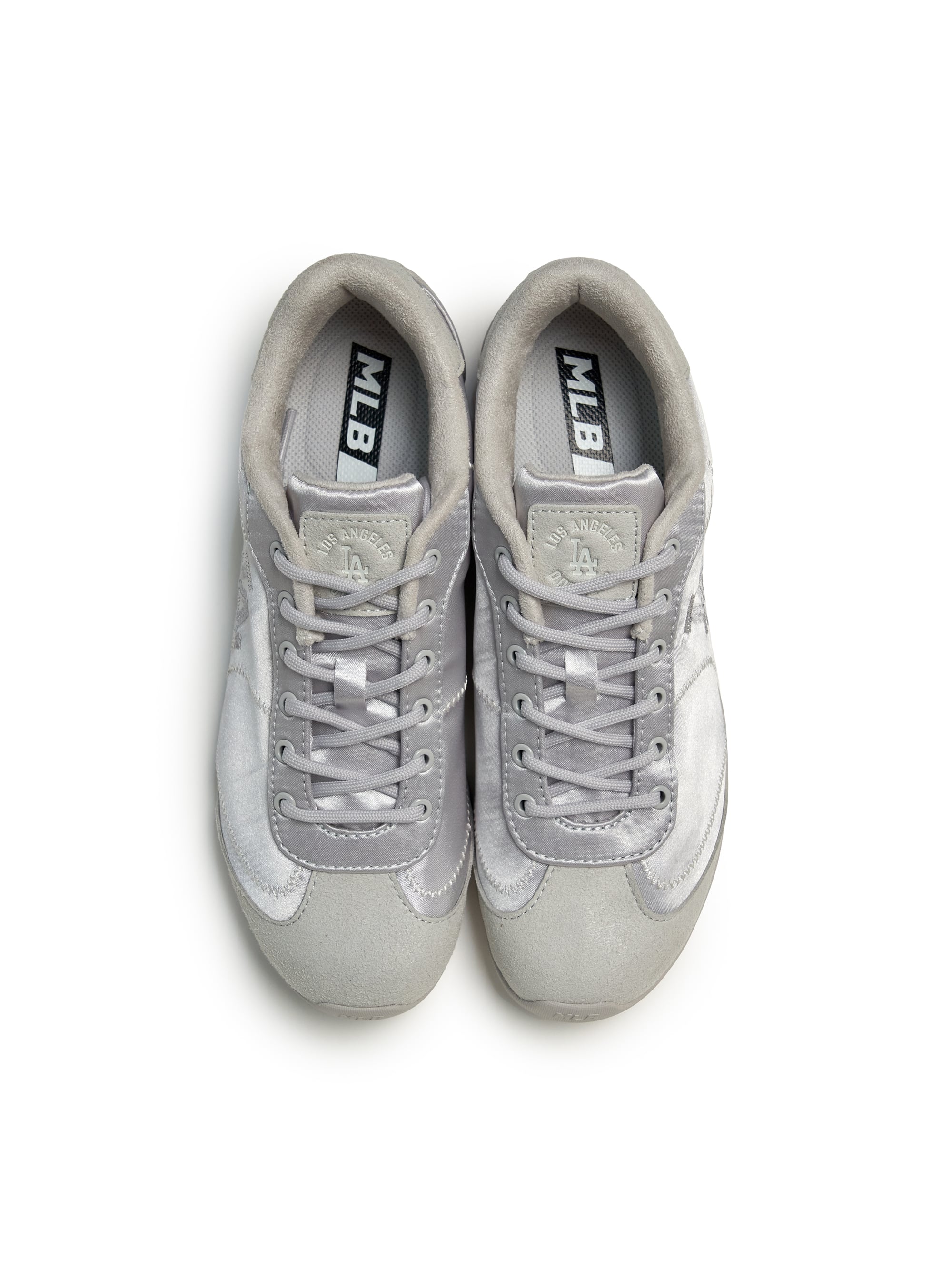 MLB Slick Powder LA Dodgers SILVER : baskets MLB argentées, vues de dessus sur fond clair, détail marque MLB.