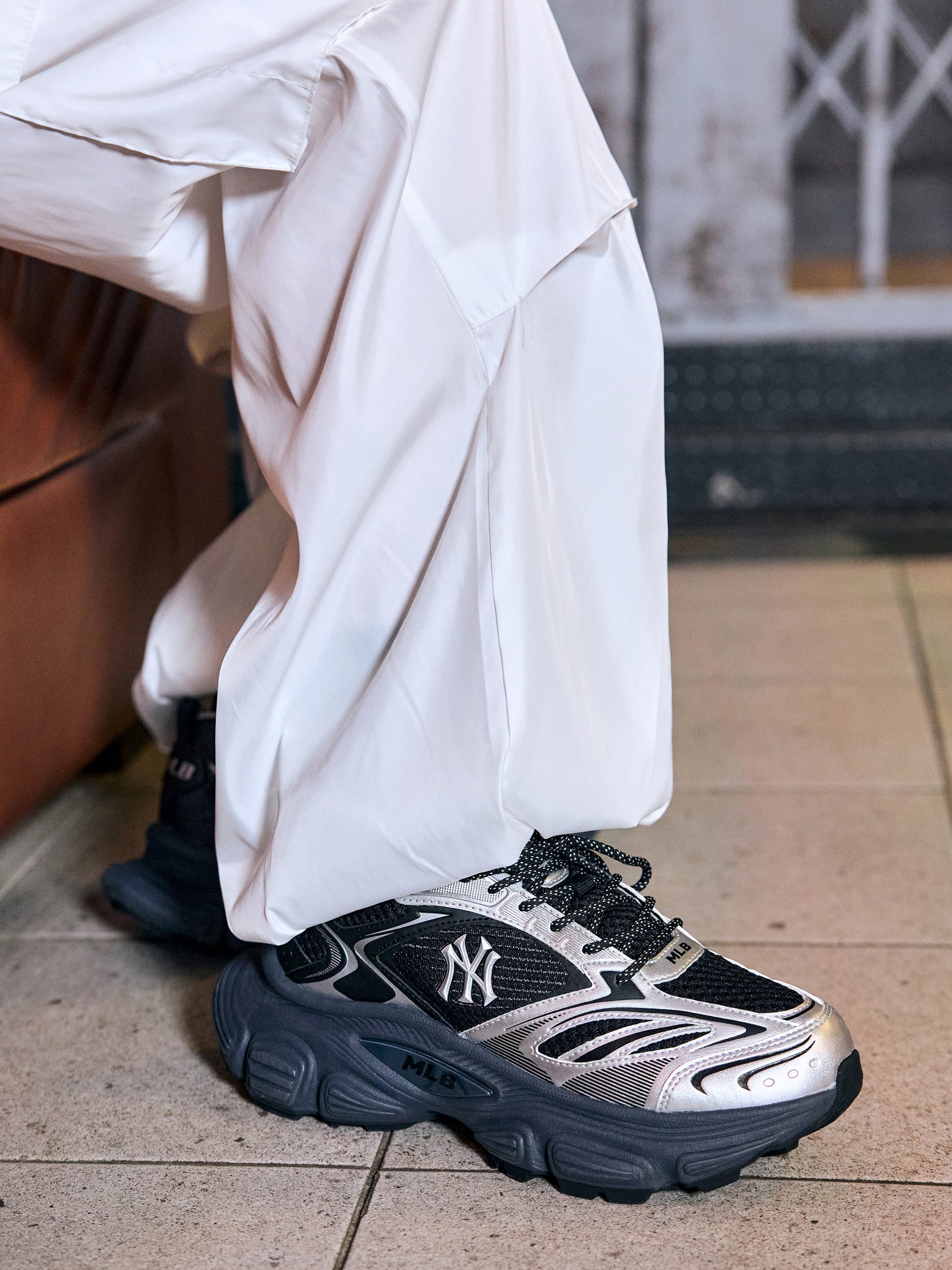 MLB Winner Chunky New York Yankees BLACK : baskets épaisses Yankees, vues sur trottoir devant stade, marque MLB.