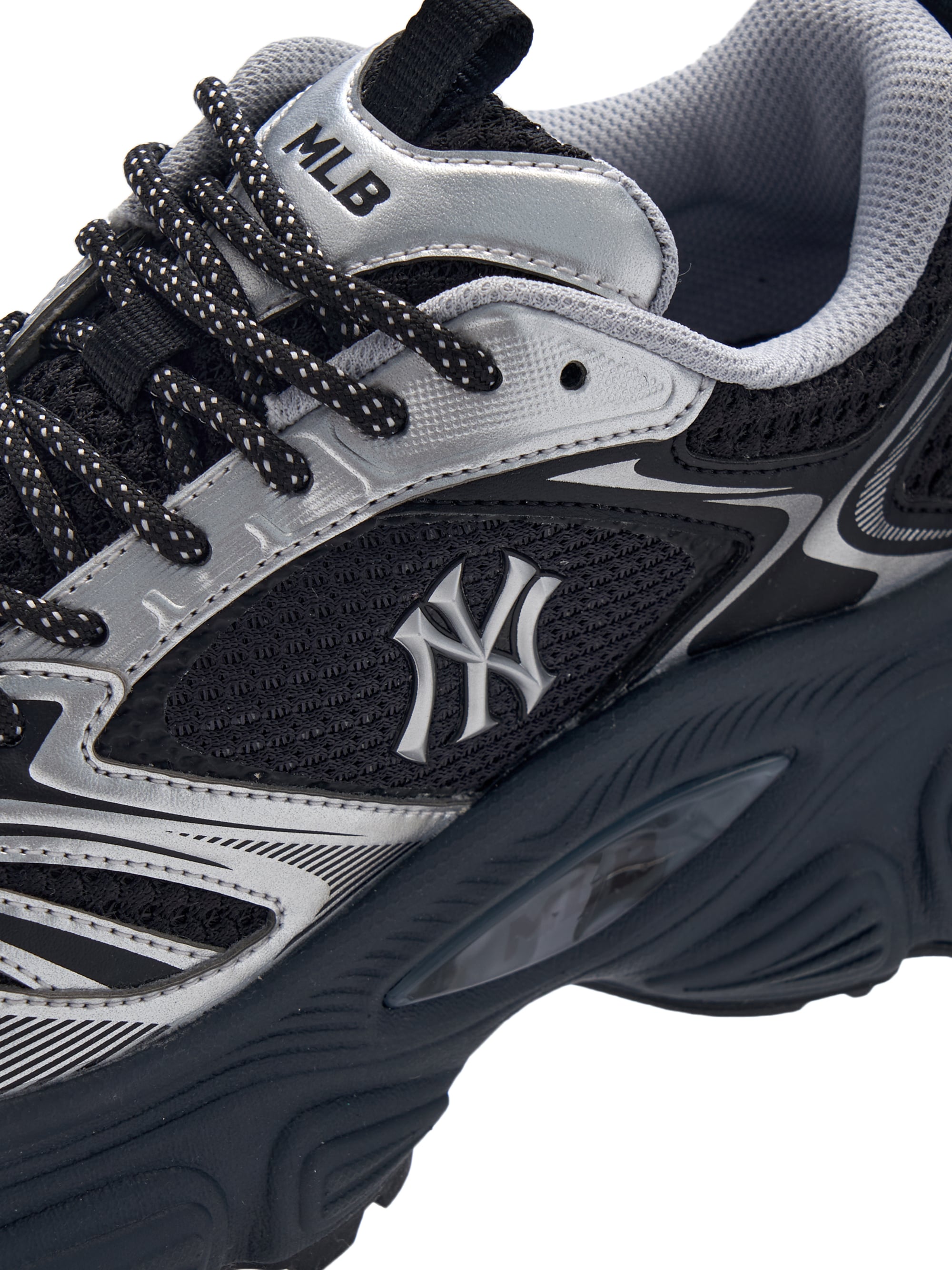 MLB Winner Chunky New York Yankees BLACK : baskets chunky noires et grises, logo NY, vue rapprochée sur la chaussure