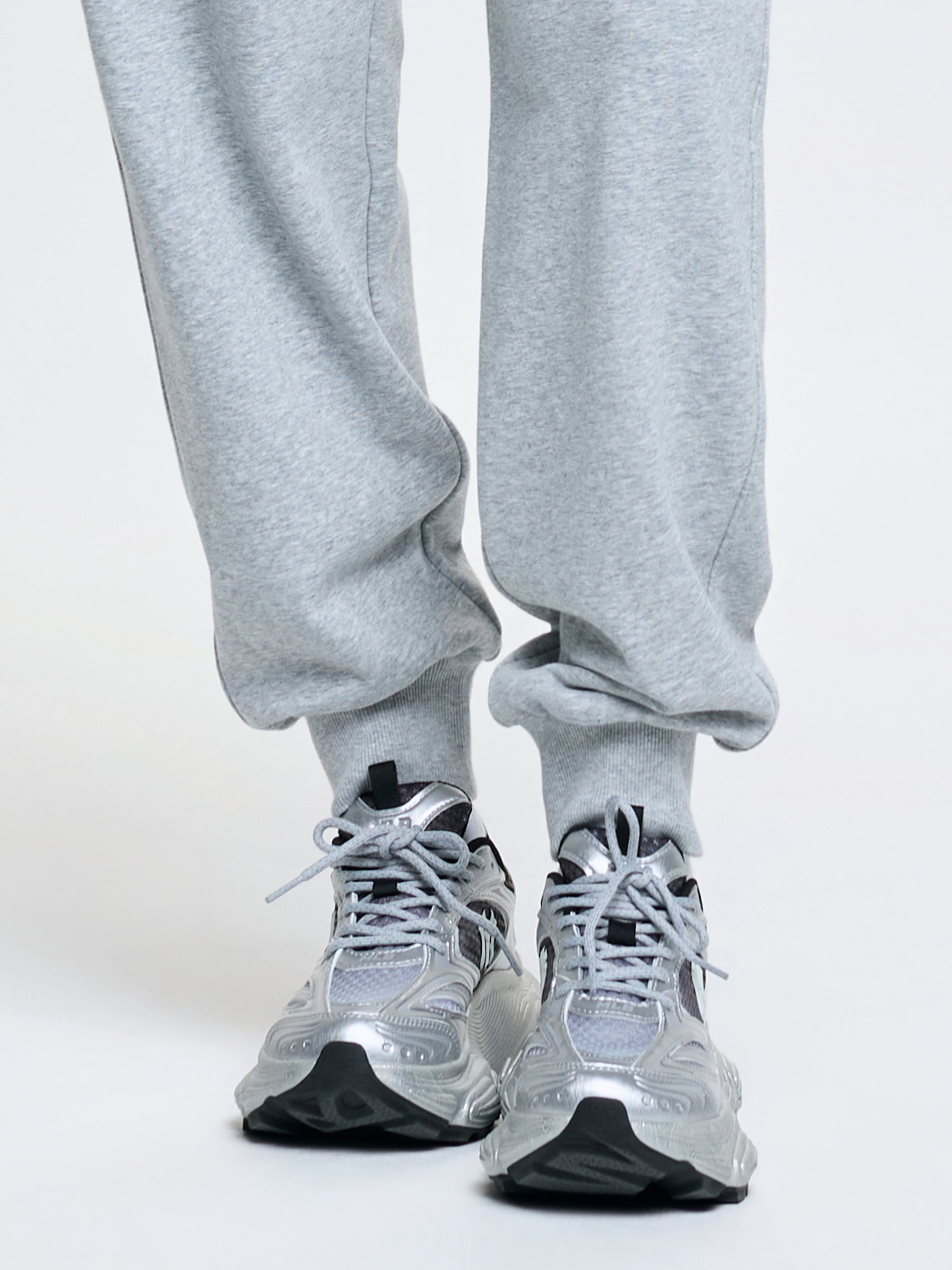 MLB Winner Chunky SV New York Yankees SILVER, baskets argentées, logo Yankees, vue des pieds sur fond clair.