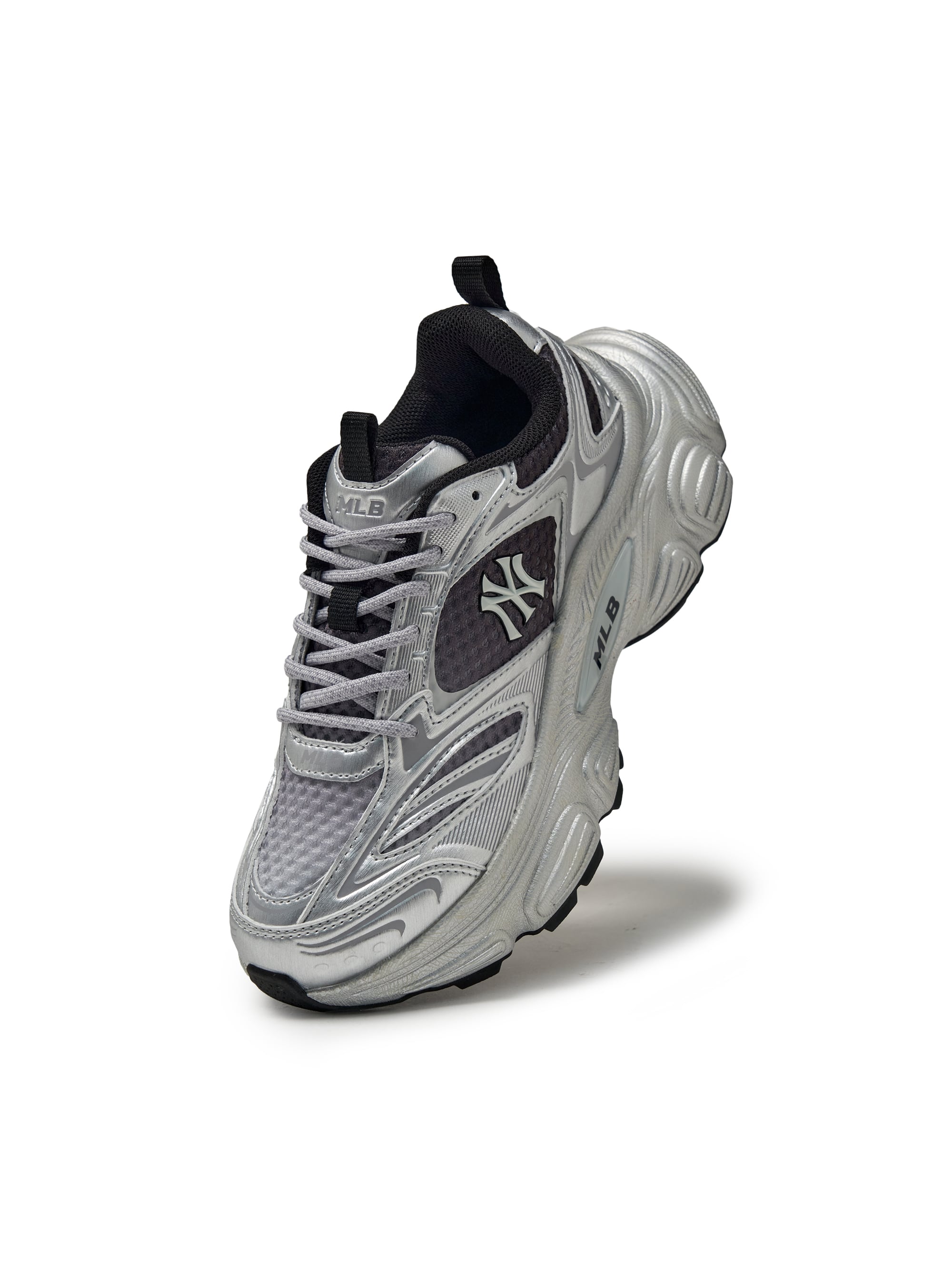 MLB Winner Chunky SV New York Yankees SILVER, basket chunky argent, chaussures MLB Yankees sur fond blanc