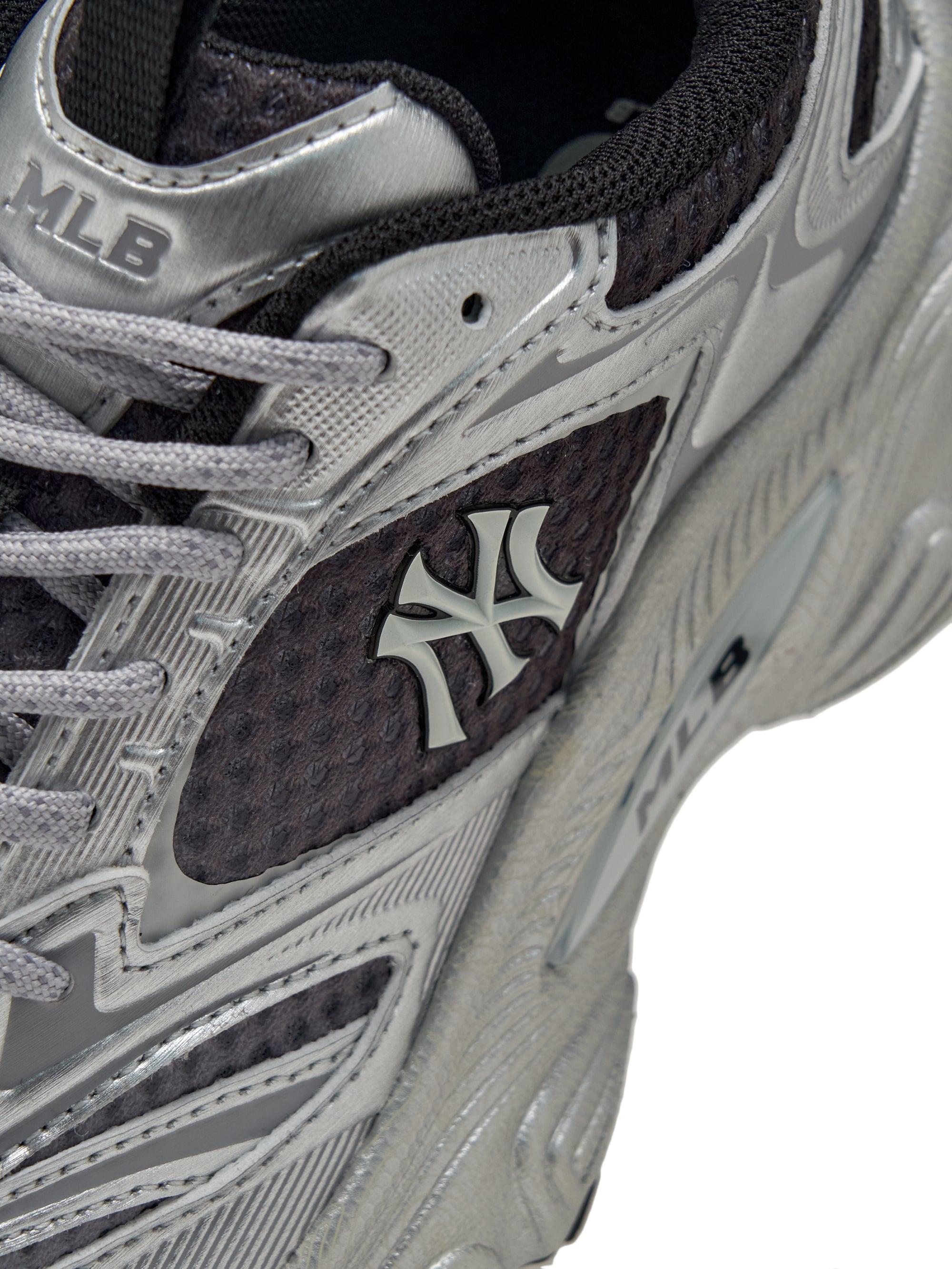 MLB Winner Chunky SV New York Yankees SILVER, chaussures chunky argentées MLB, logo Yankees visible sur gros plan.