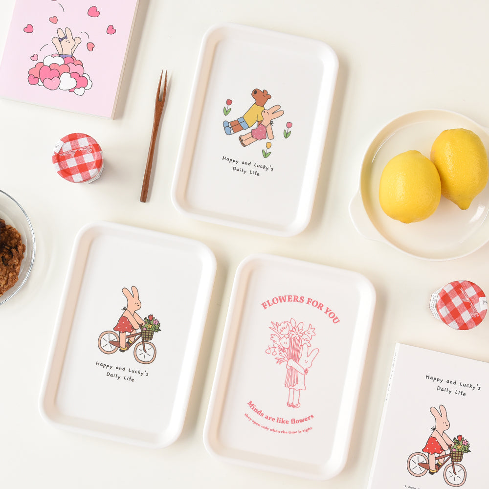 MONOLIKE Happy And Lucky Tray, marque MONOLIKE : plateau décoratif sur table avec illustrations et fruits, style joyeux.