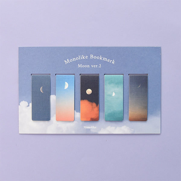 MONOLIKE Magnetic Bookmark Set #Moon Ver.2, marque Monolike, marque-pages magnétiques “Moon” sur fond ciel bleu et nuages