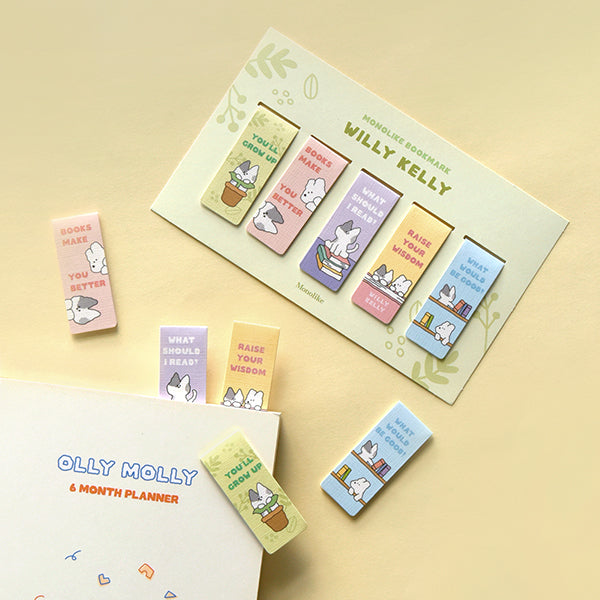MONOLIKE Magnetic Bookmark Set #WillyKelly : marque et signets magnétiques sur fond beige, bureau créatif, papeterie.