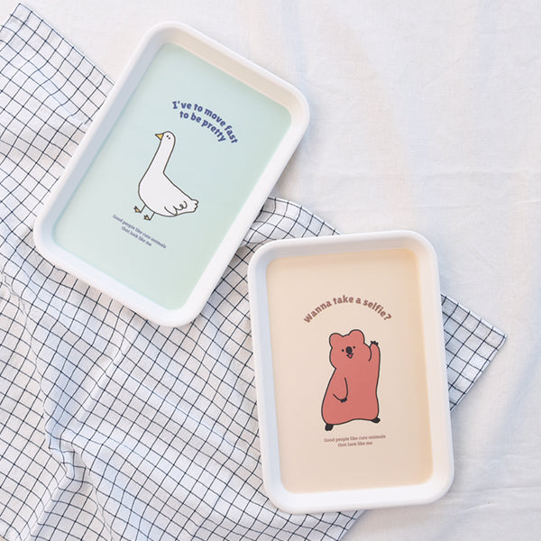 MONOLIKE Story Town Tray, deux plateaux illustrés sur tissu à carreaux bleu, ambiance chambre enfant, marque MONOLIKE.